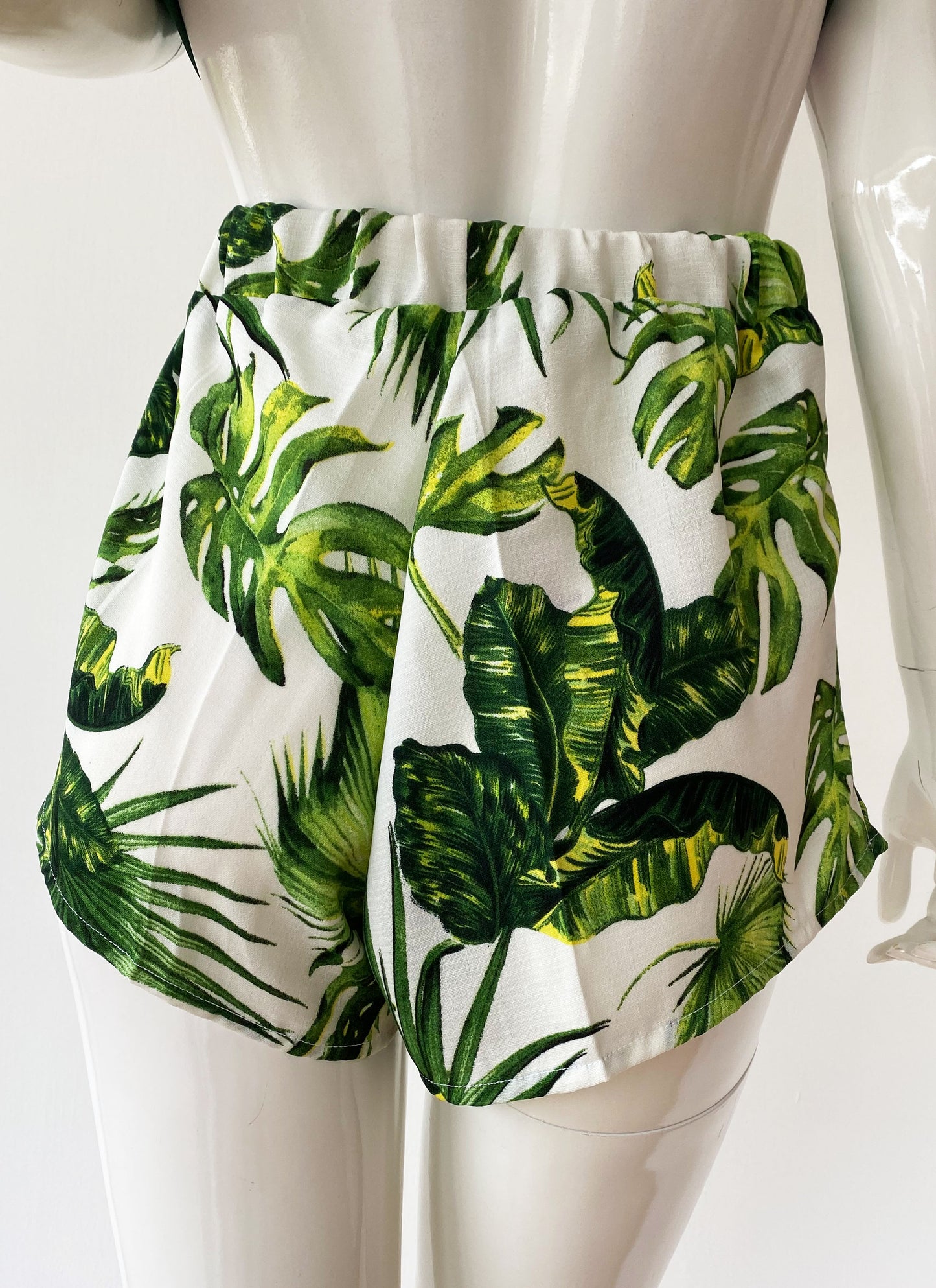 Short palmeras blanco.