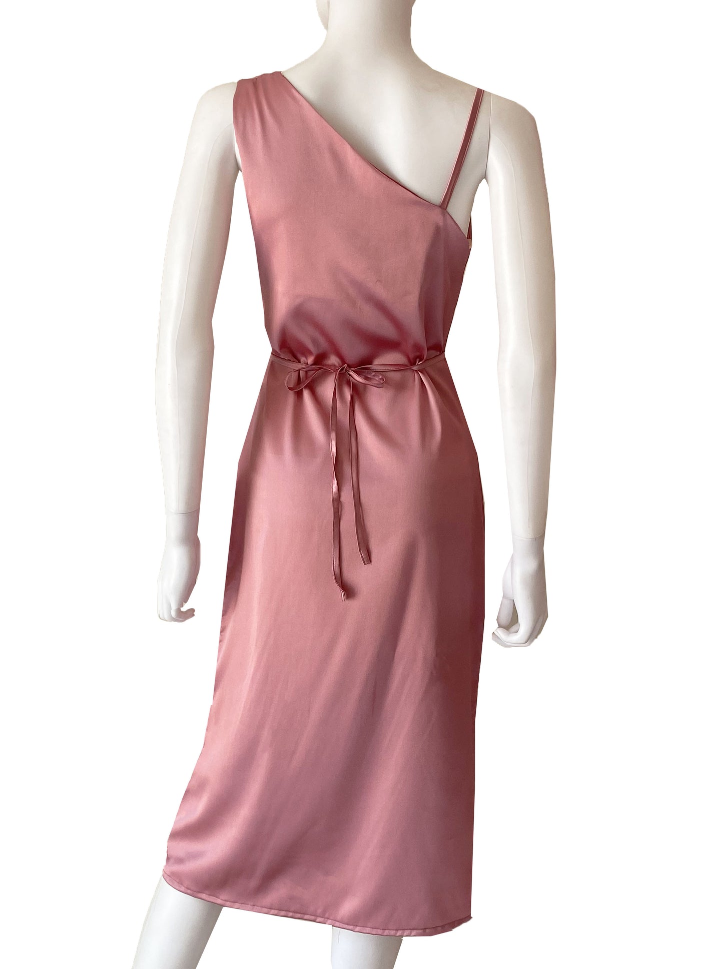 Vestido satén midi rosa pastel.