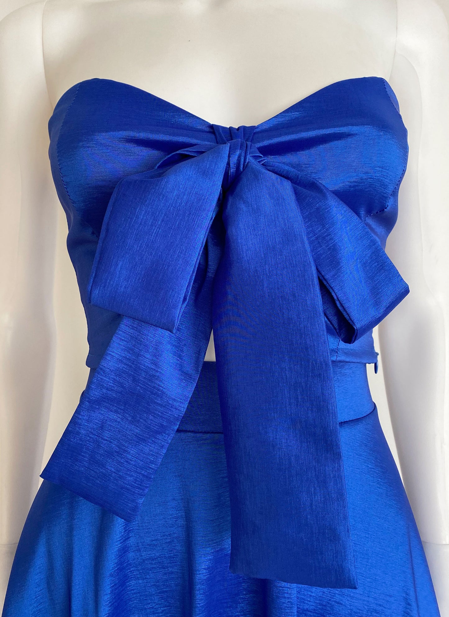 Vestido strapless moño azul rey