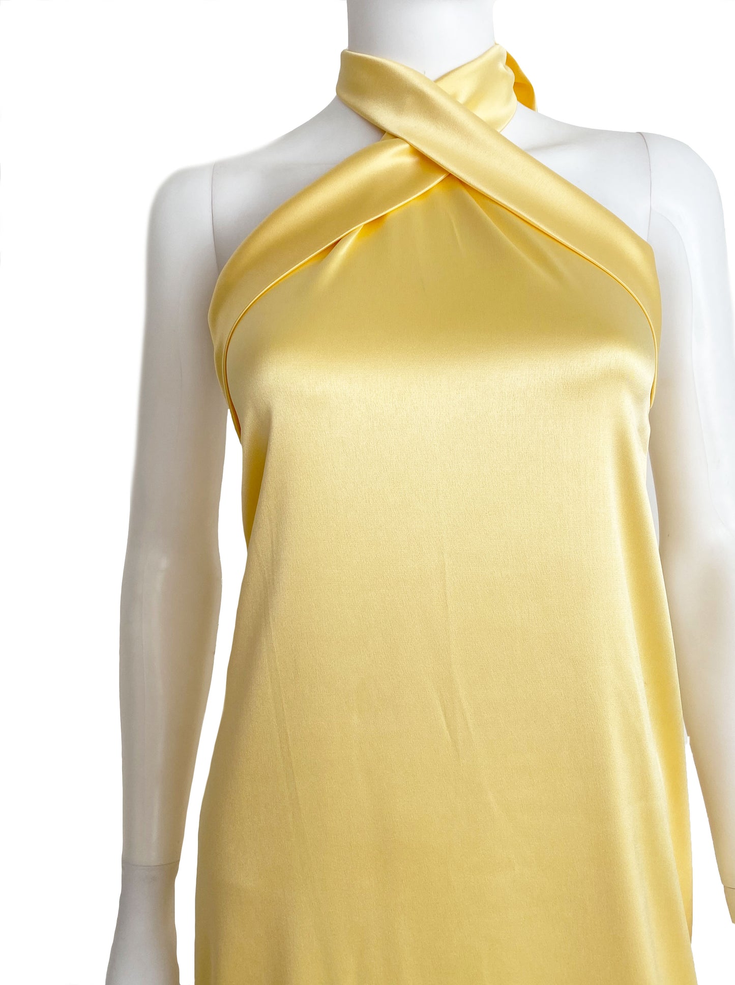 Vestido halter satén amarillo.