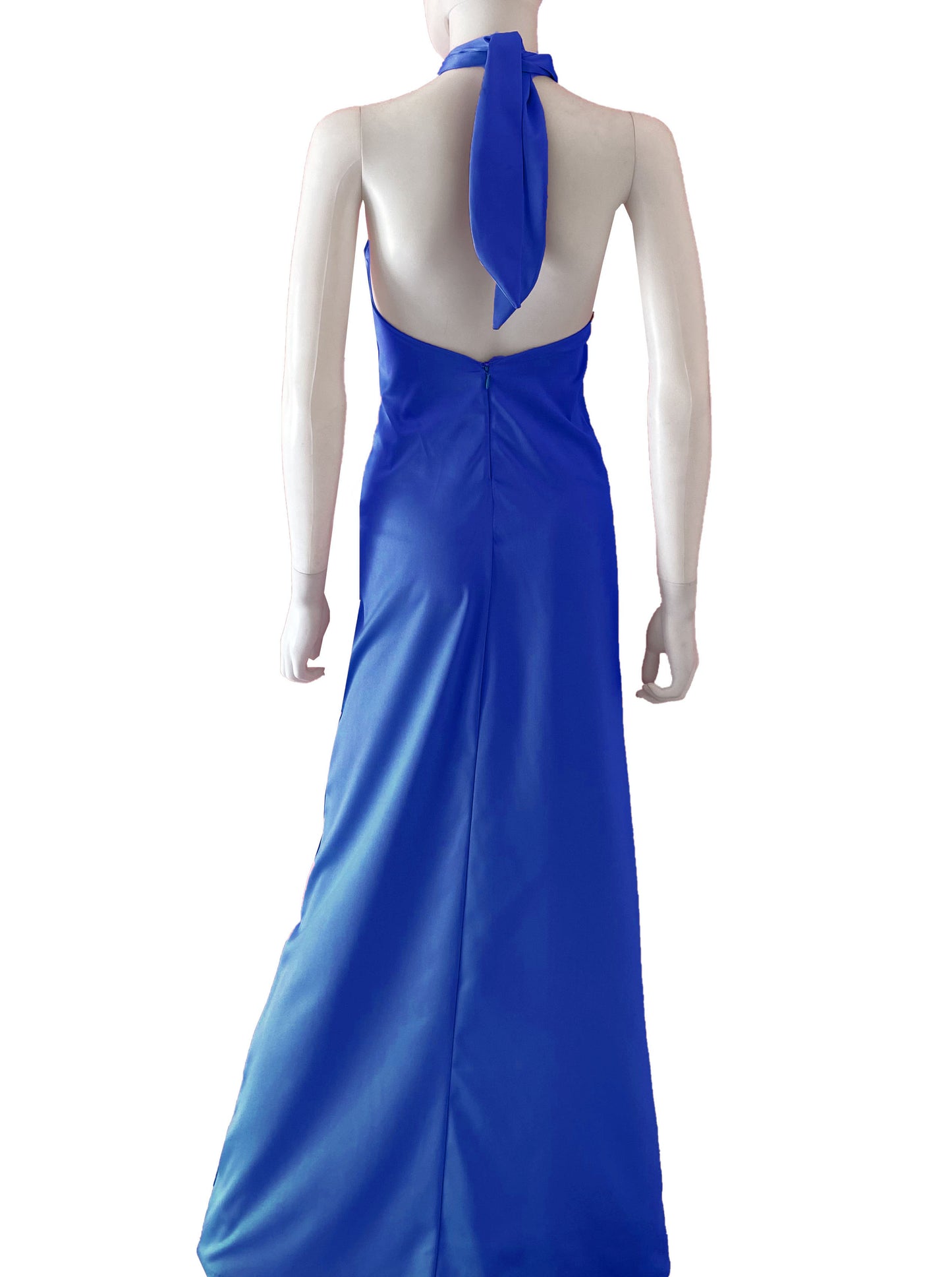 Vestido halter satén azul rey.