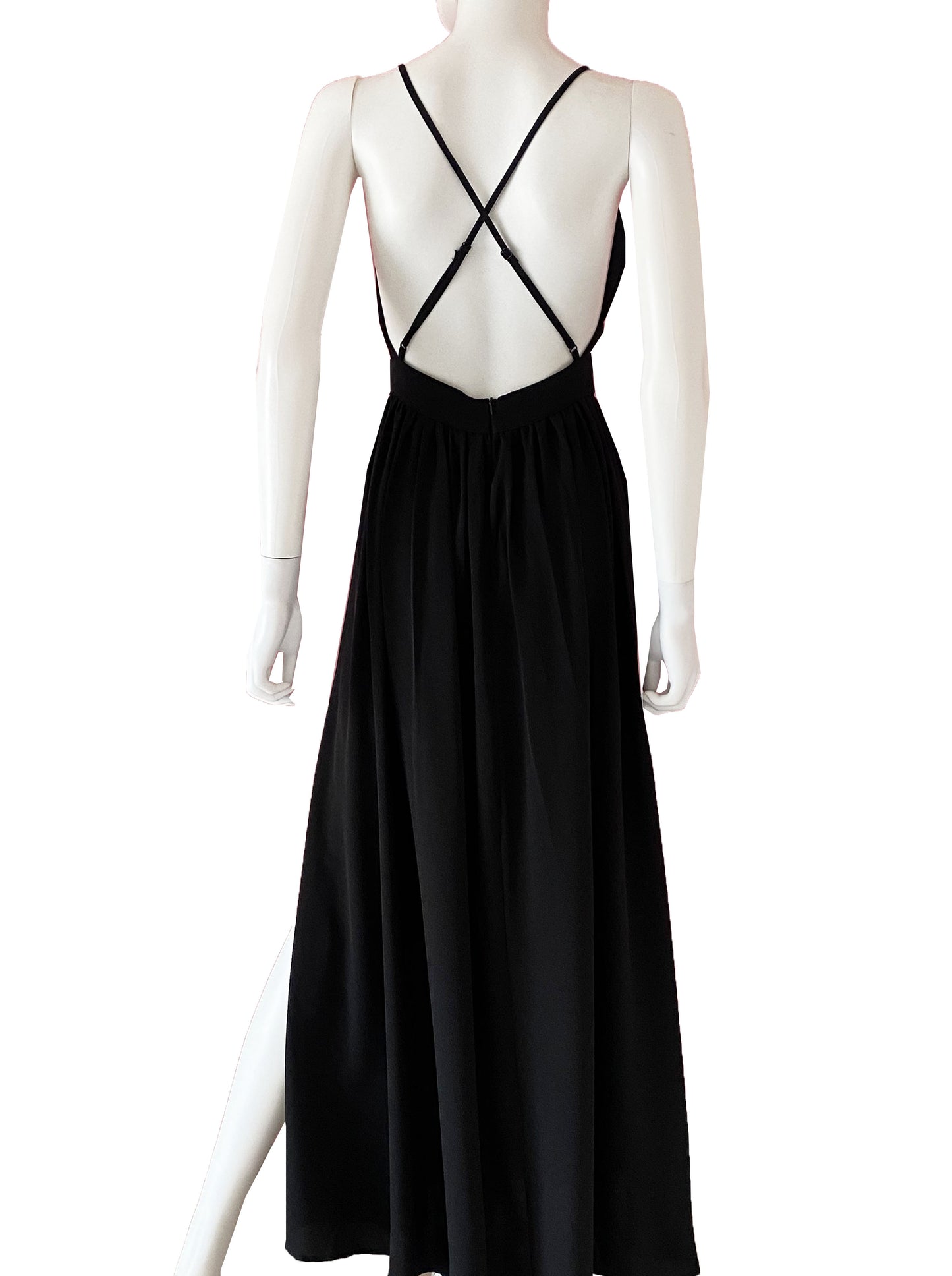 Vestido straps escote negro.