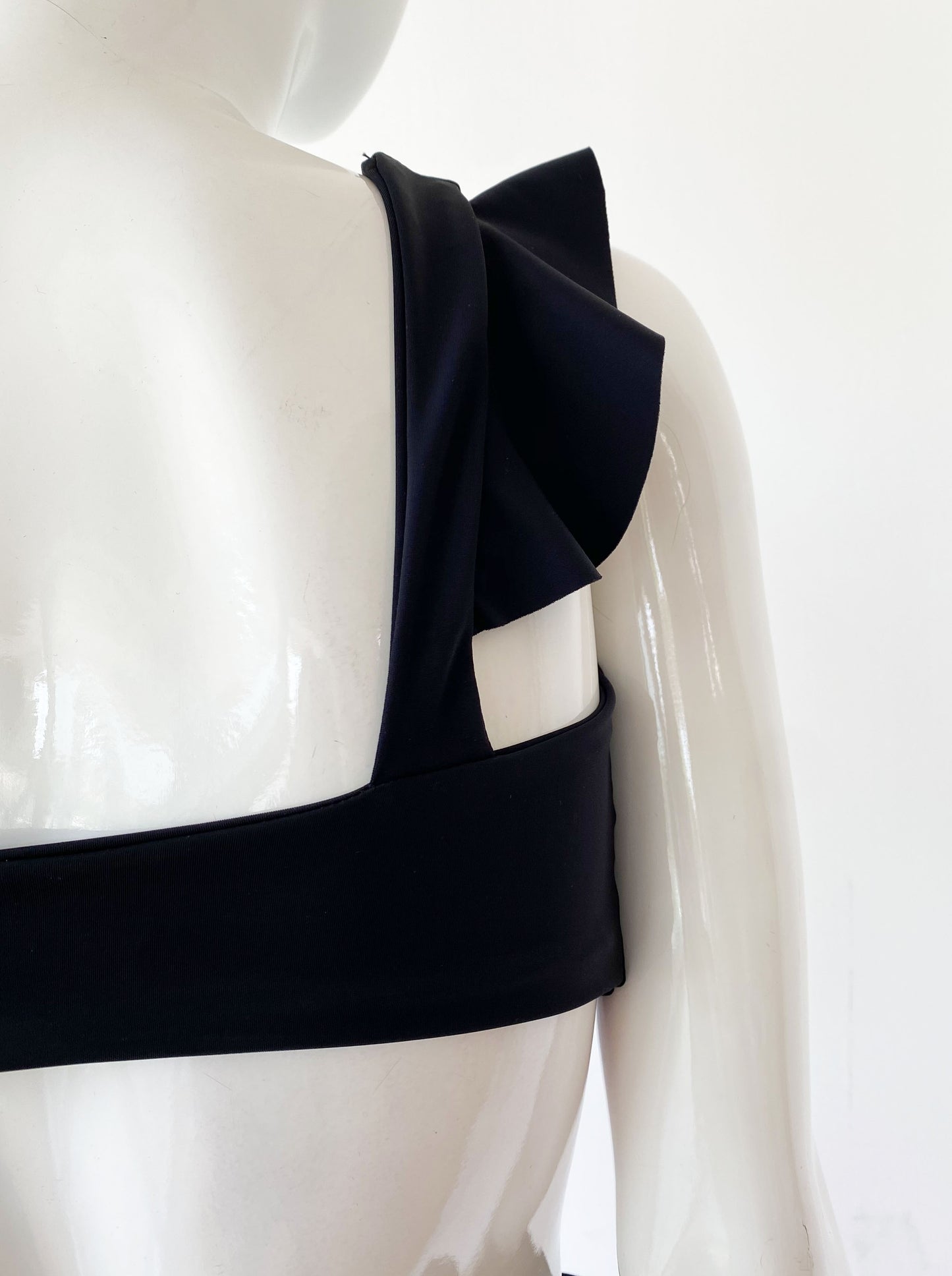 Top nudo volantes negro.