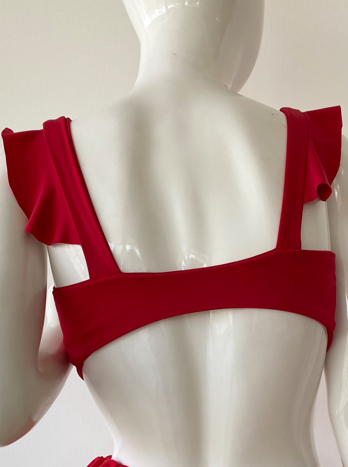 Top nudo volantes rojo.