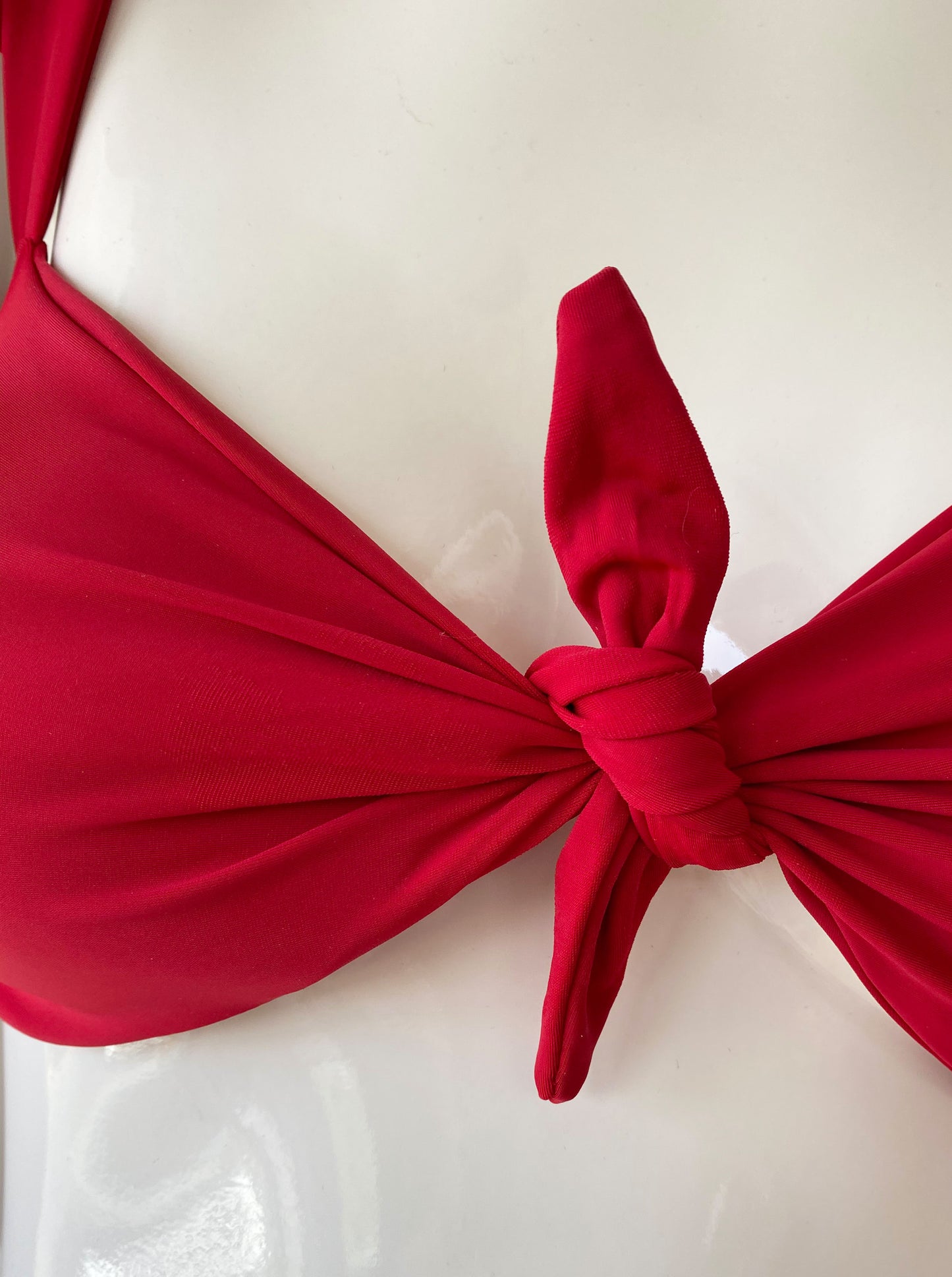 Top nudo volantes rojo.