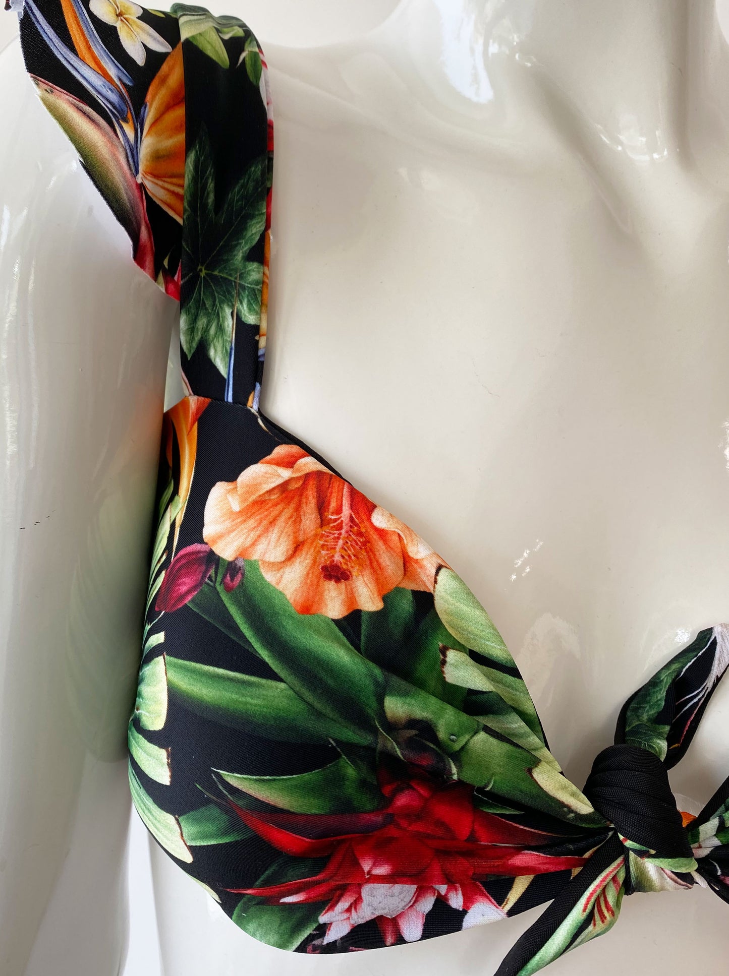 Top nudo volantes tropical.