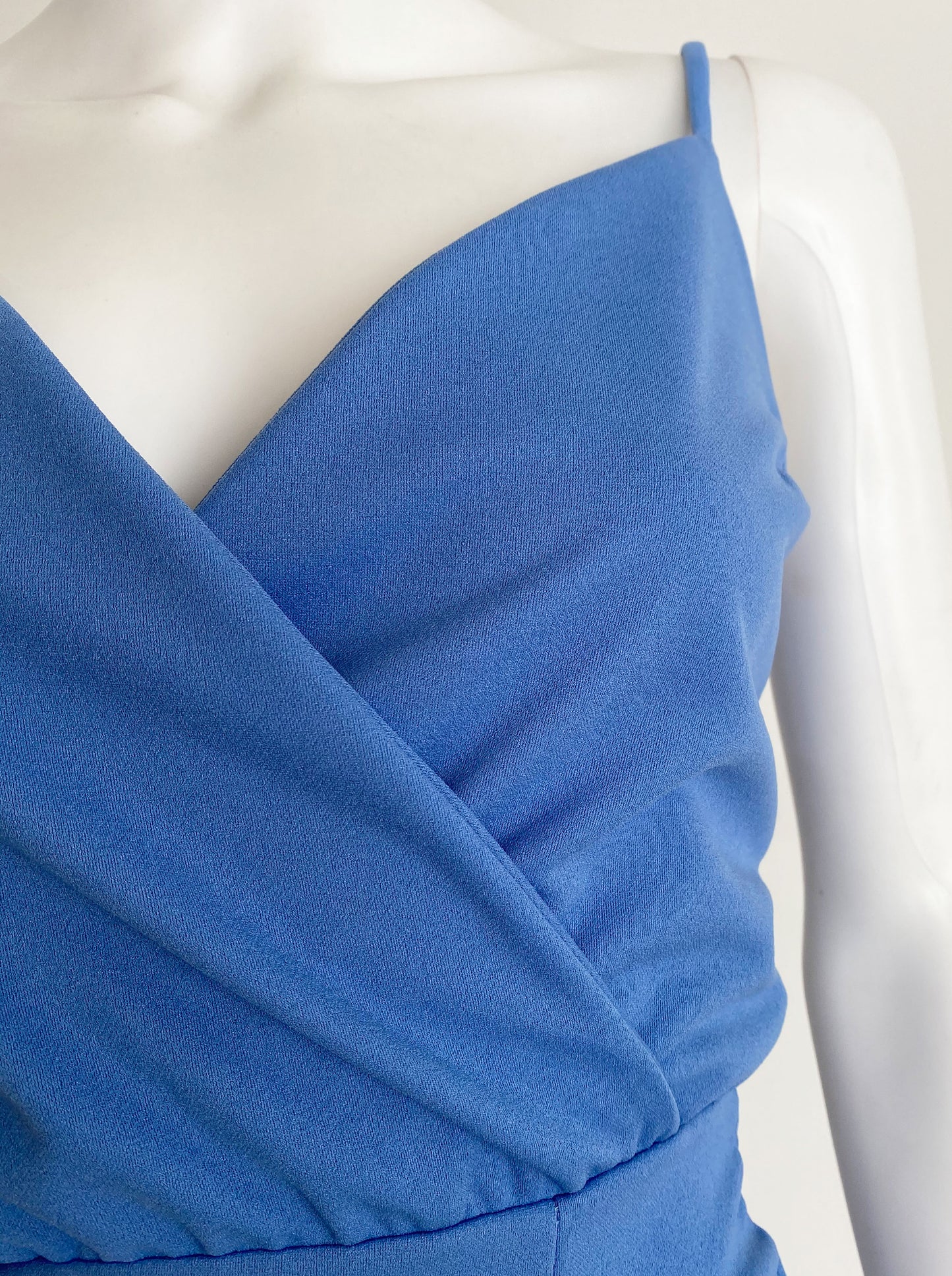 Vestido tirante volantes azul.