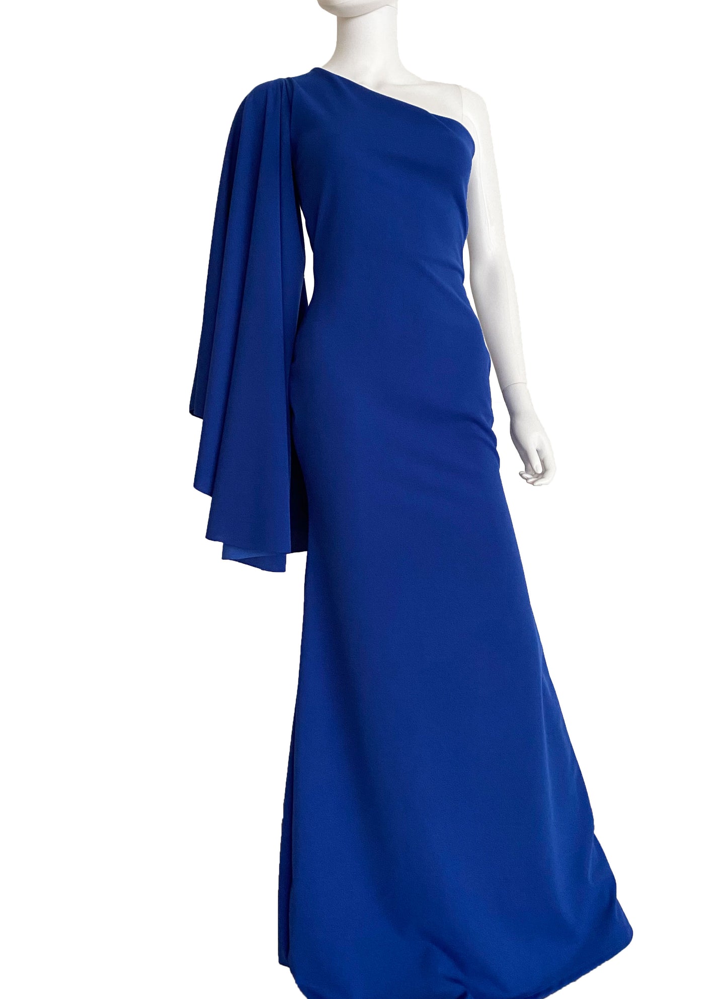 Vestido una manga oversize azul rey.