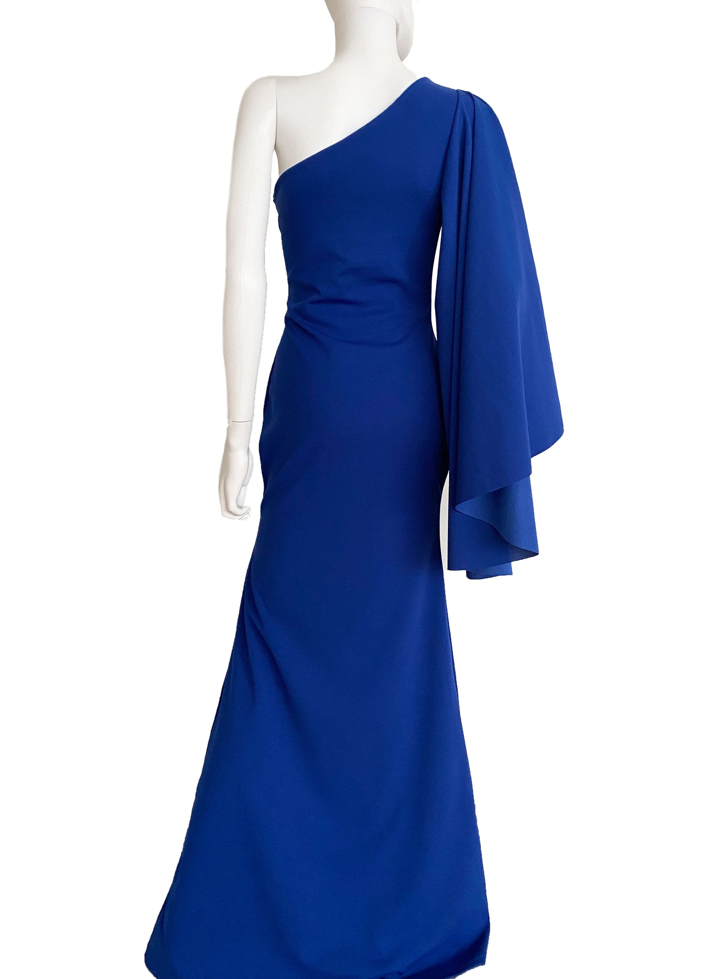 Vestido una manga oversize azul rey.
