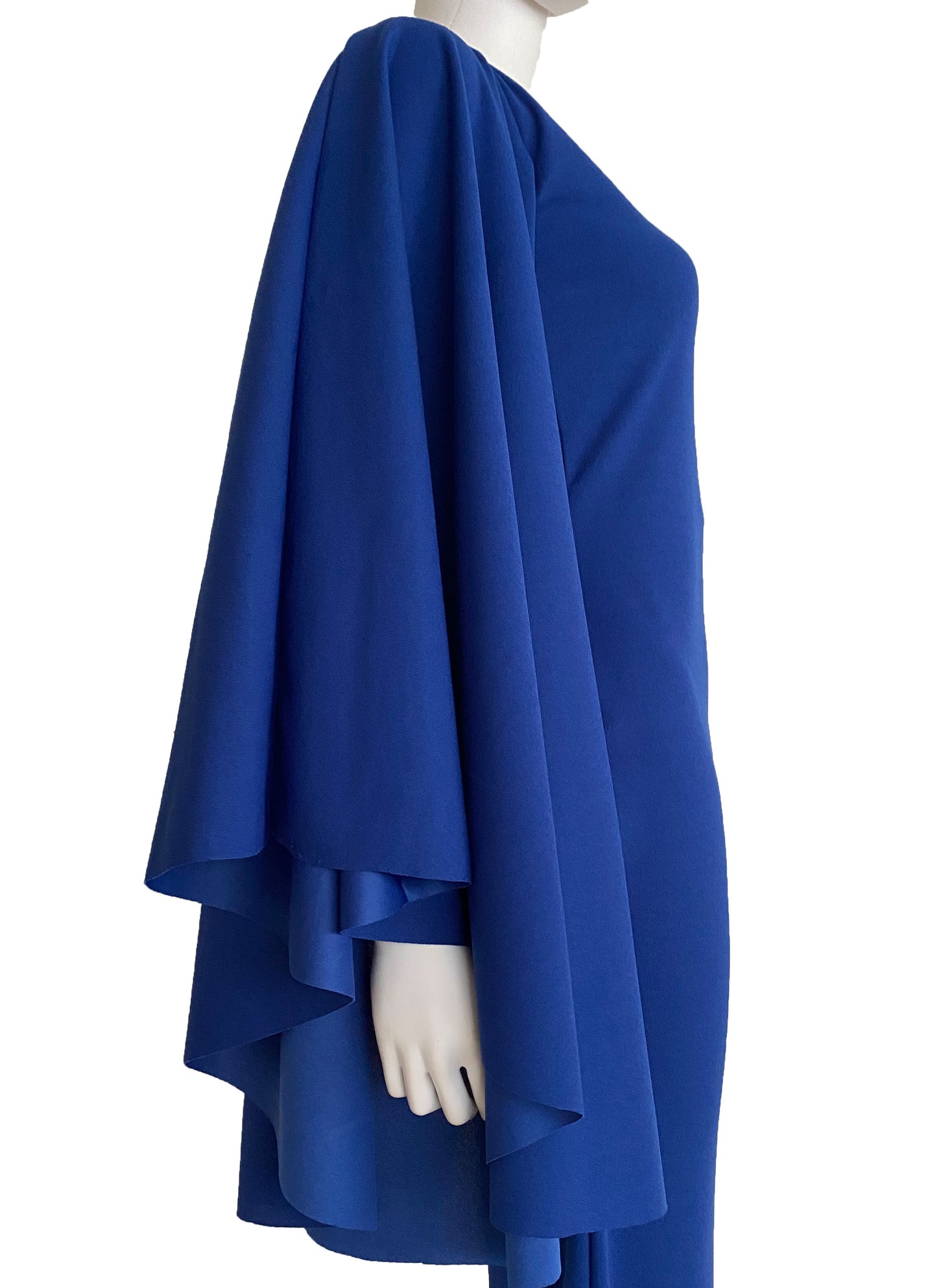 Vestido una manga oversize azul rey.