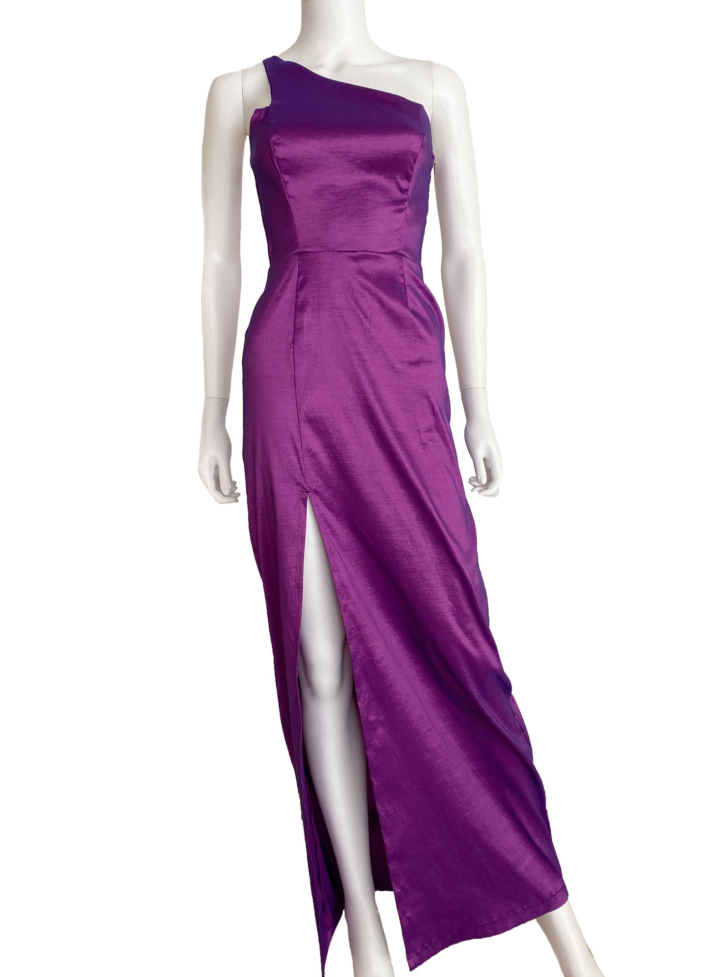 Vestido con tirante asimétrico morado.