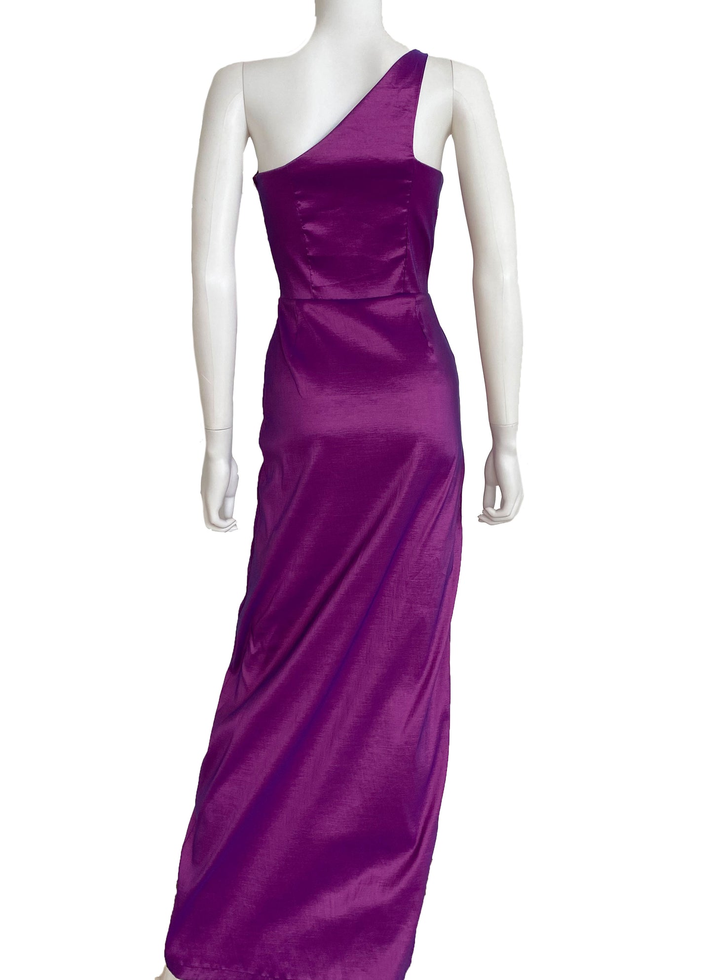 Vestido con tirante asimétrico morado.