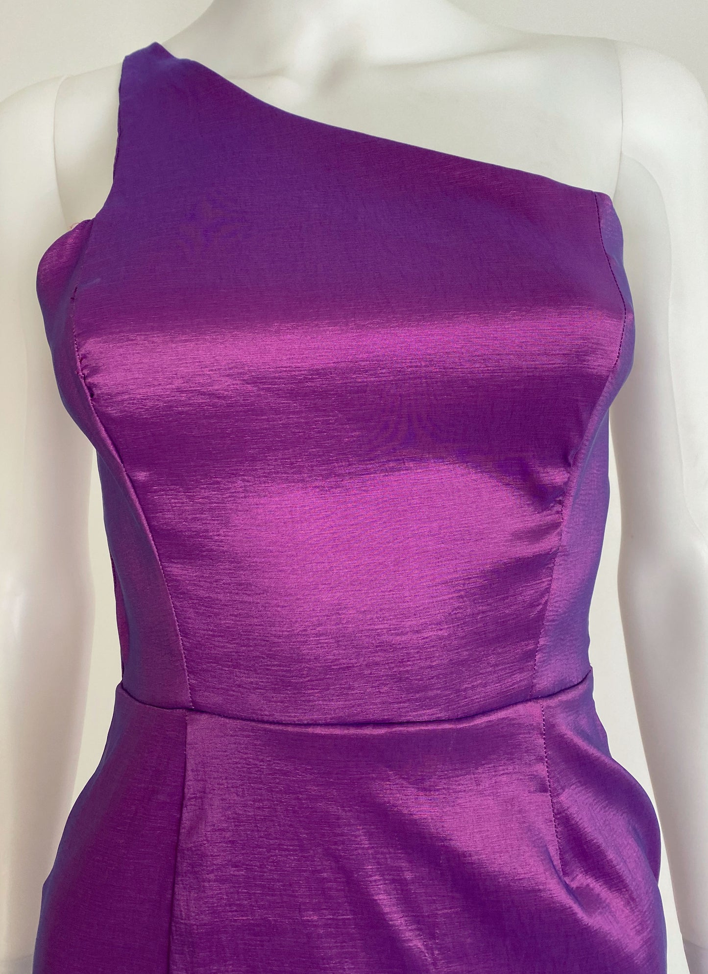 Vestido con tirante asimétrico morado.