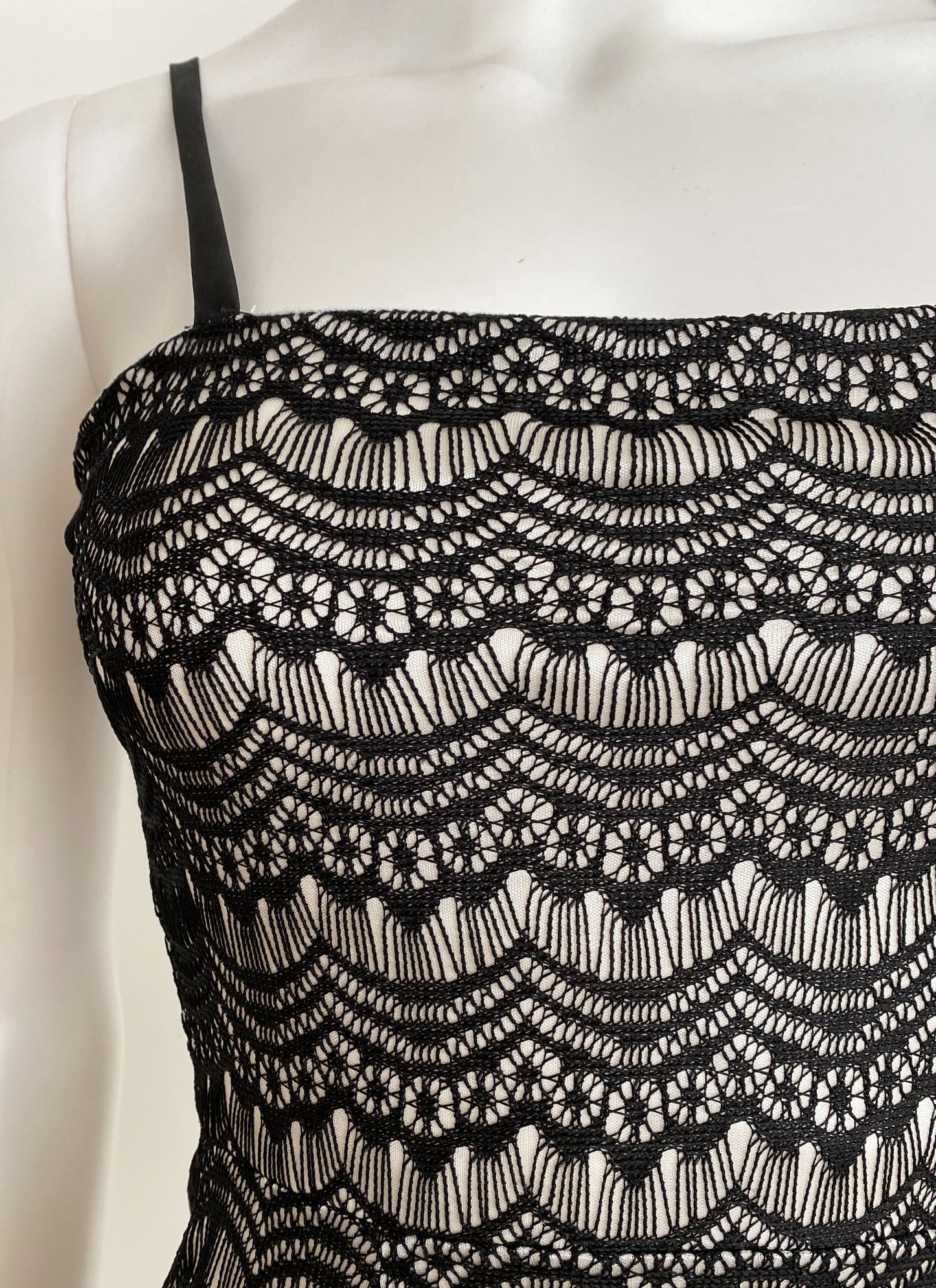 Vestido B&W encaje recto.