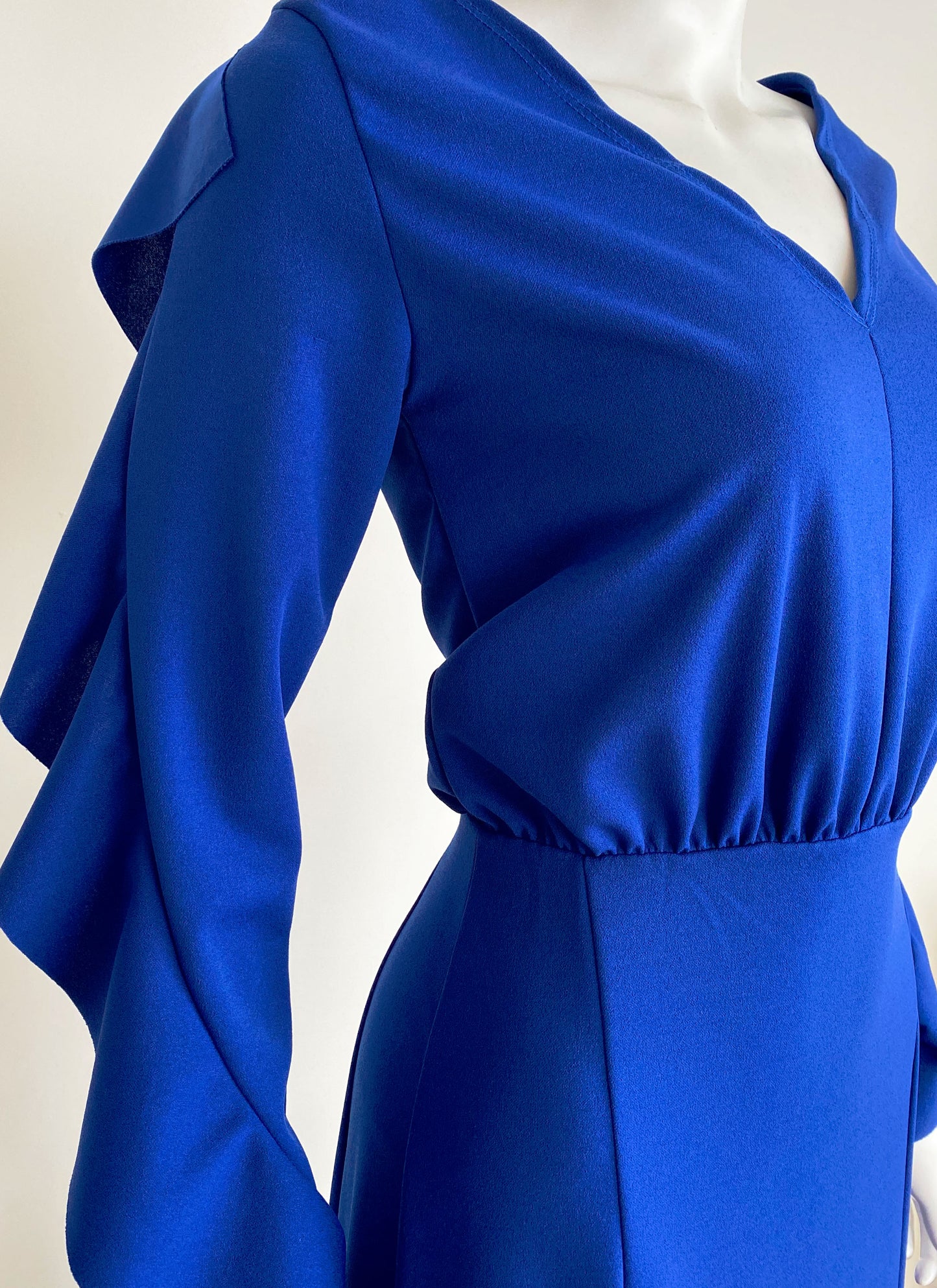 Vestido manga larga volantes azul rey.