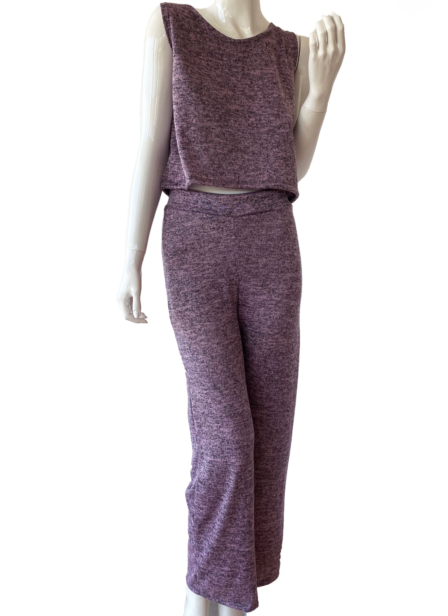 Set pantalón recto y top lila.