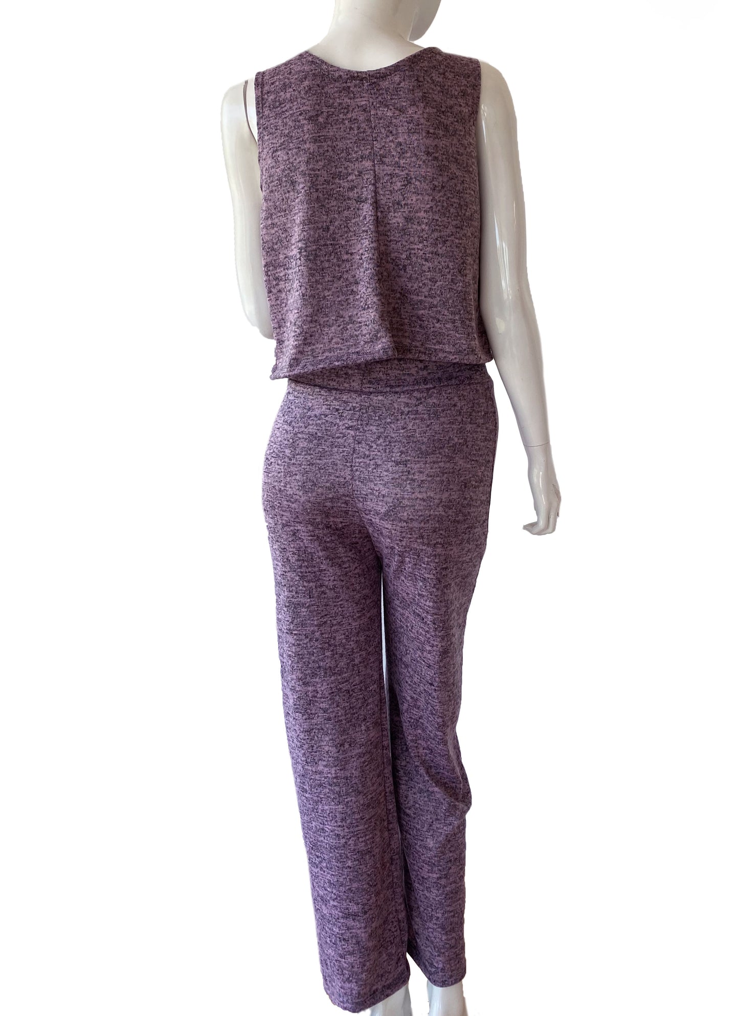 Set pantalón recto y top lila.