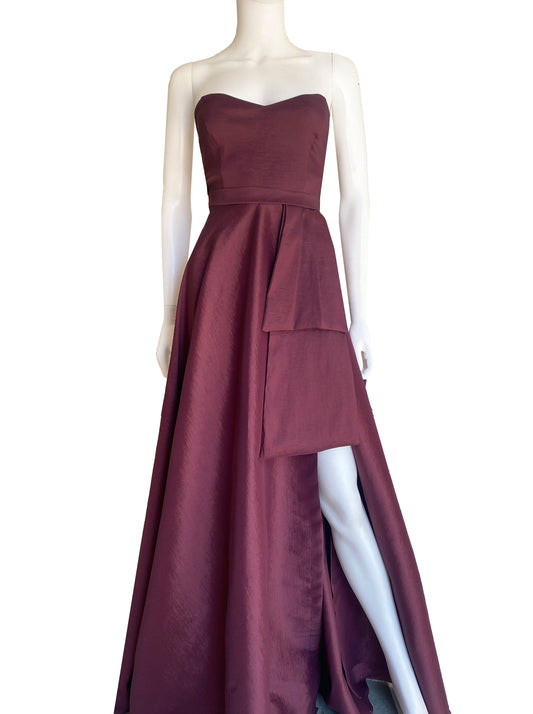 Vestido strapless moño en falda vino.