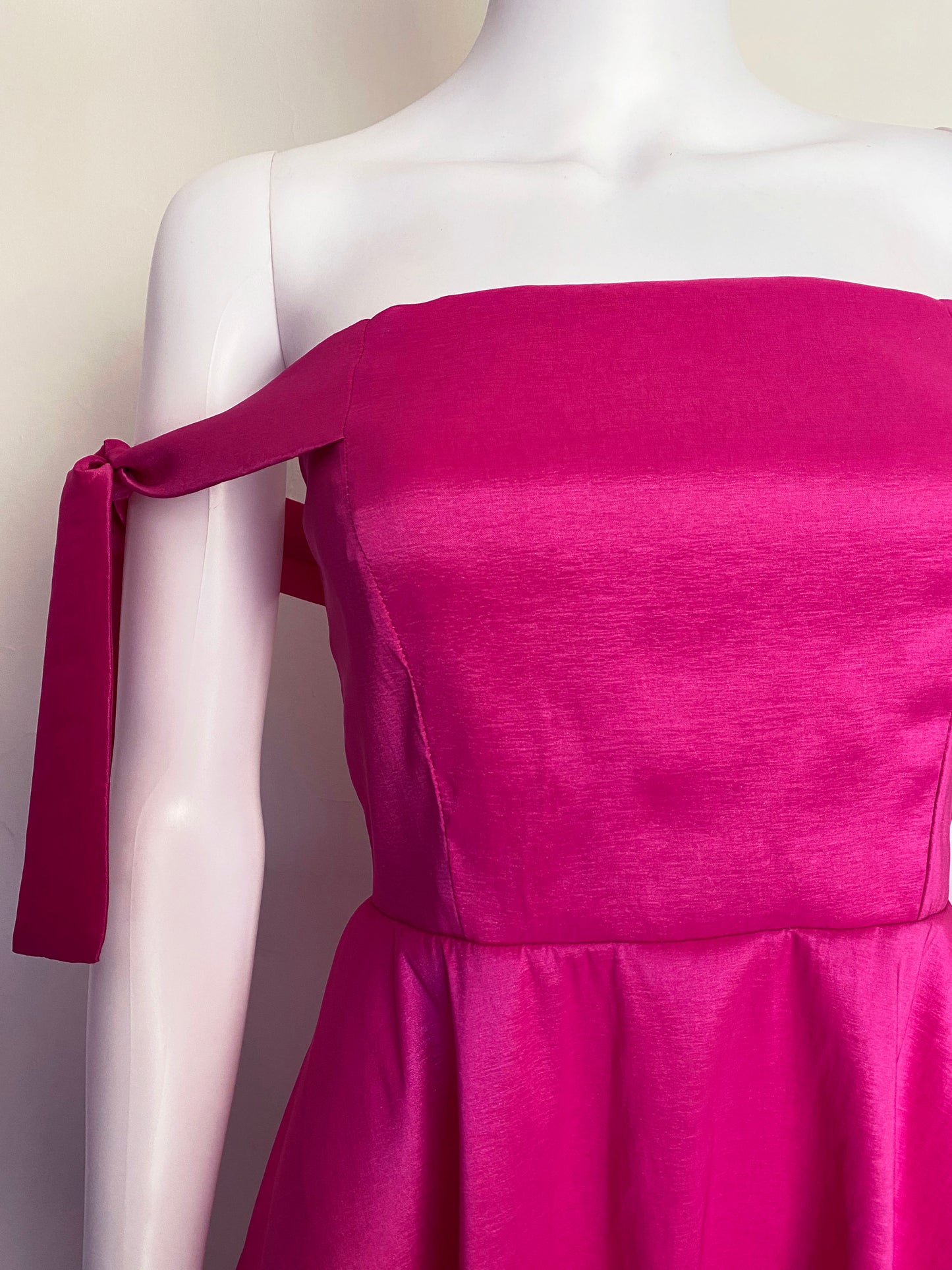 Vestido nudos rosa mexicano.