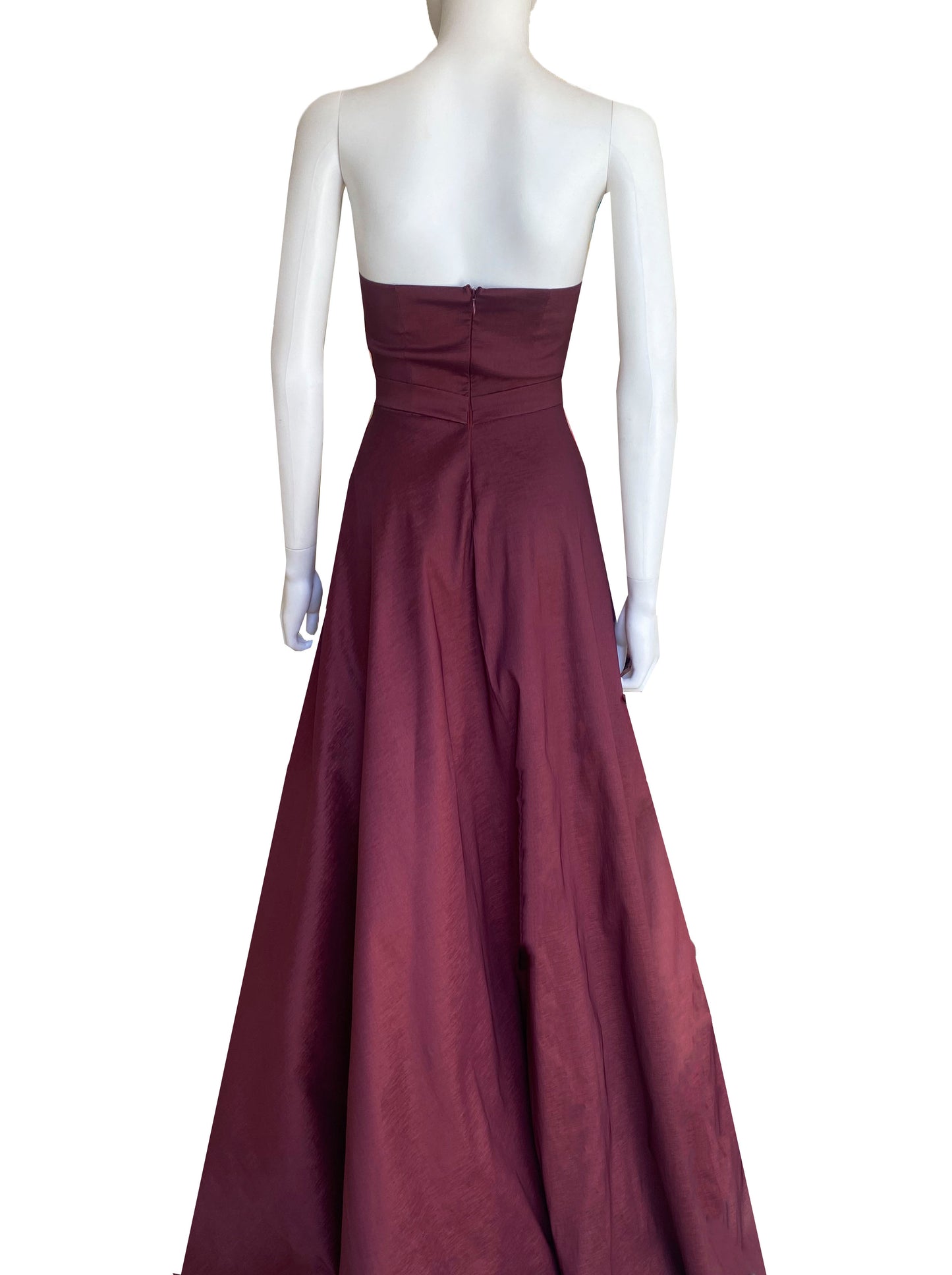 Vestido strapless moño en falda vino.
