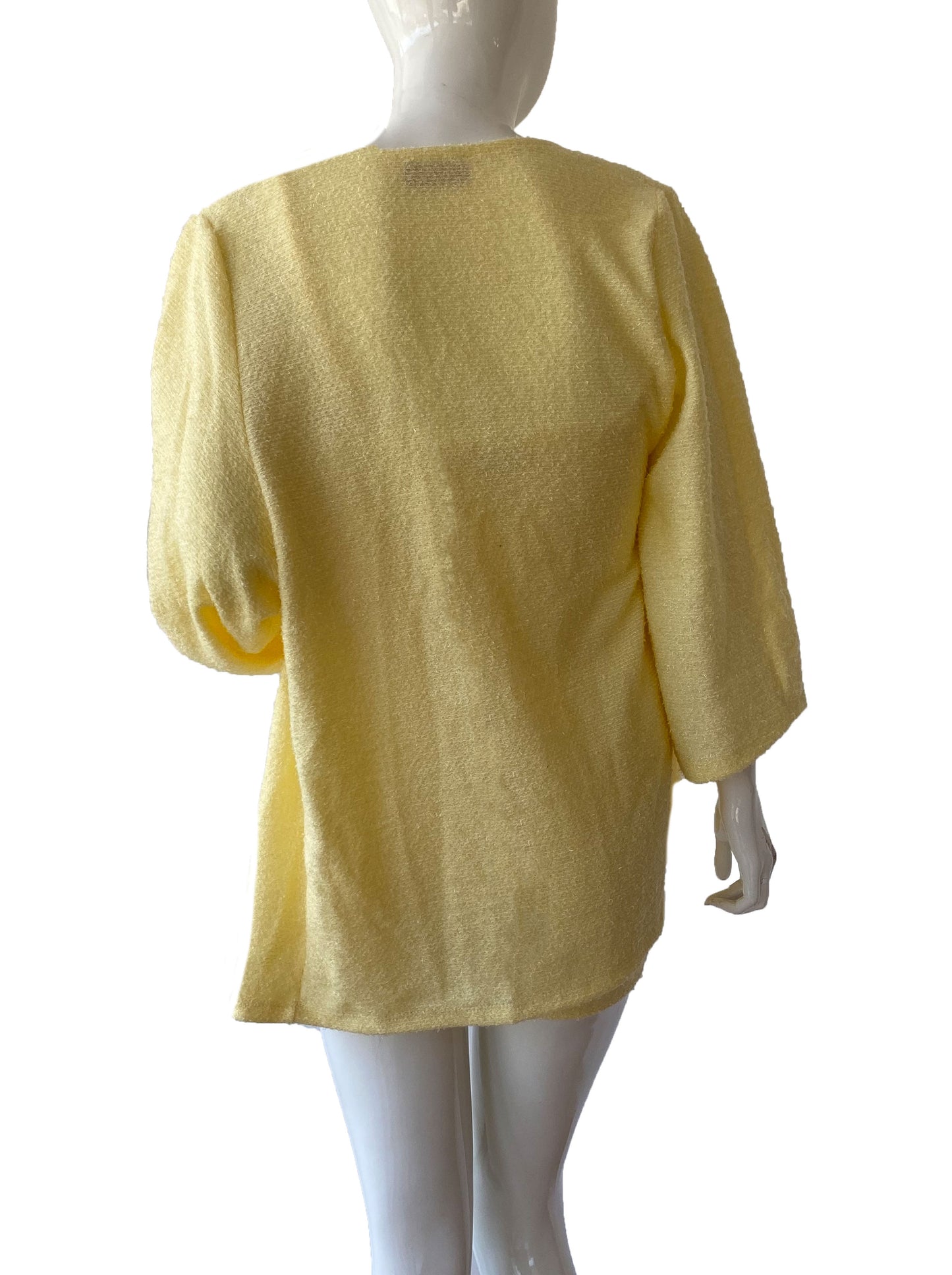 Set top ,shorts y cárdigan amarillo.