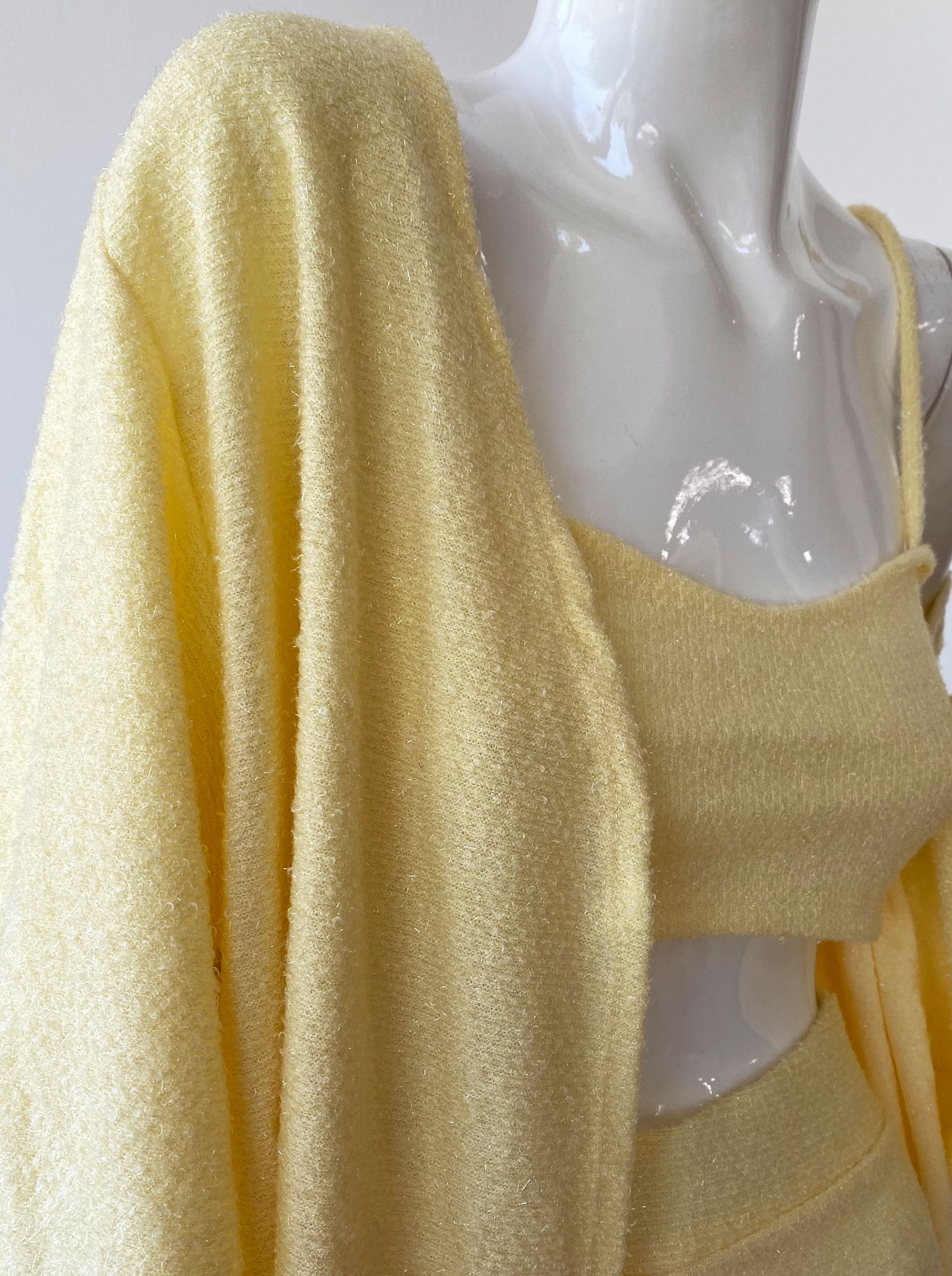 Set top ,shorts y cárdigan amarillo.