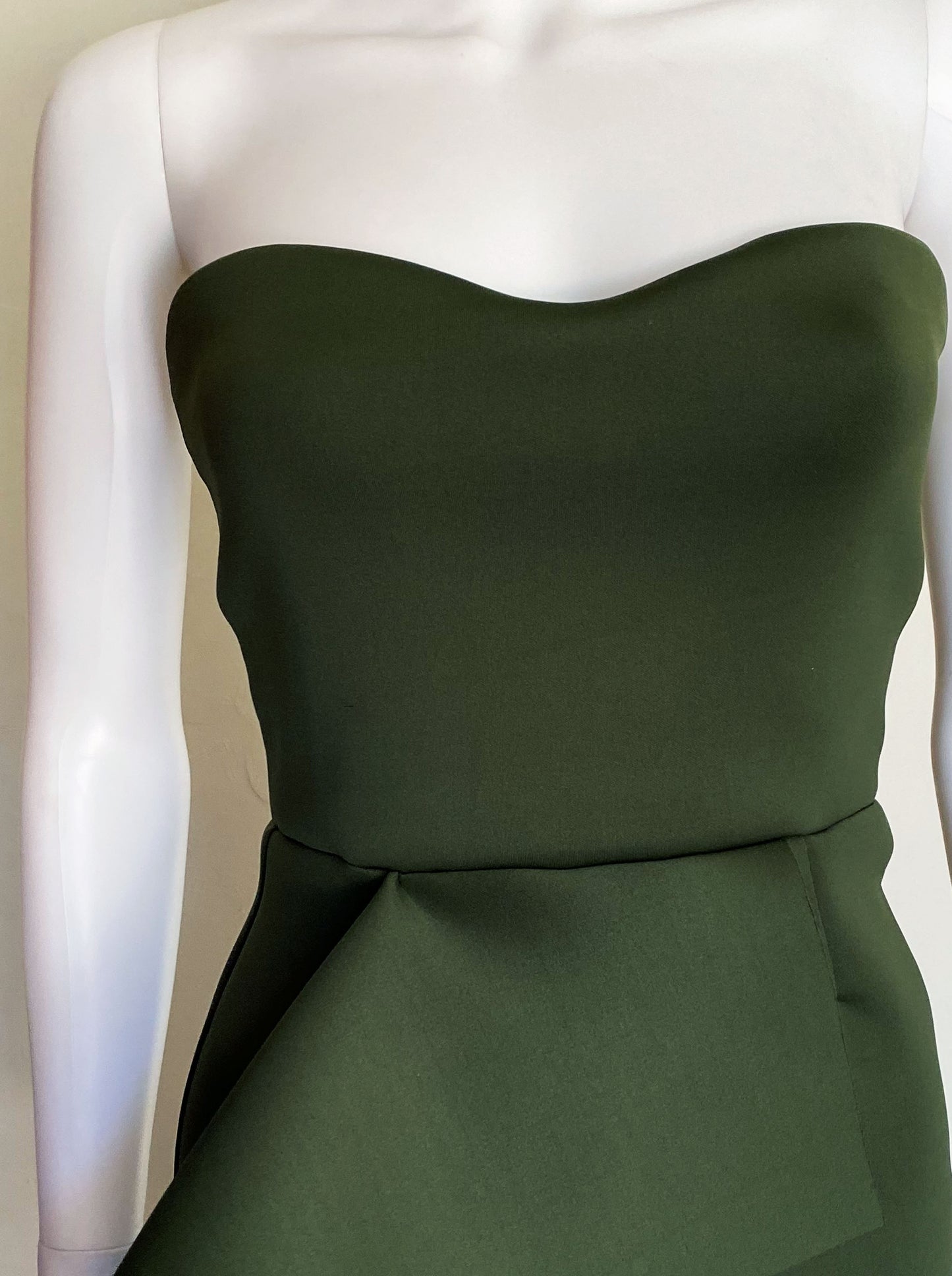 Vestido olan en pierna verde.