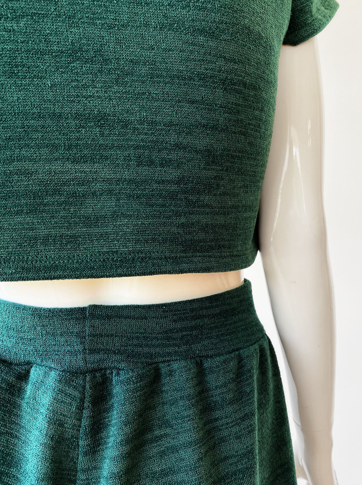 Set top y short tejido verde.
