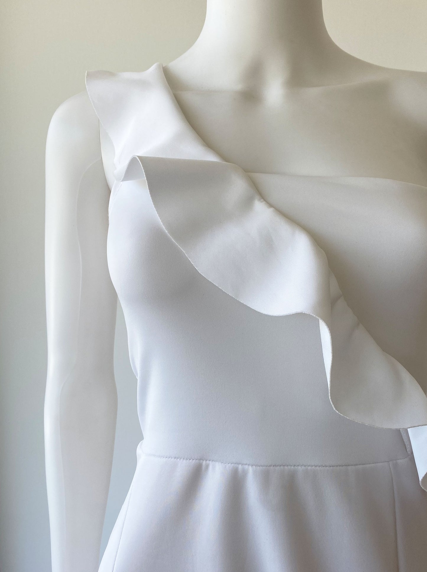 Vestido tirante olán blanco.