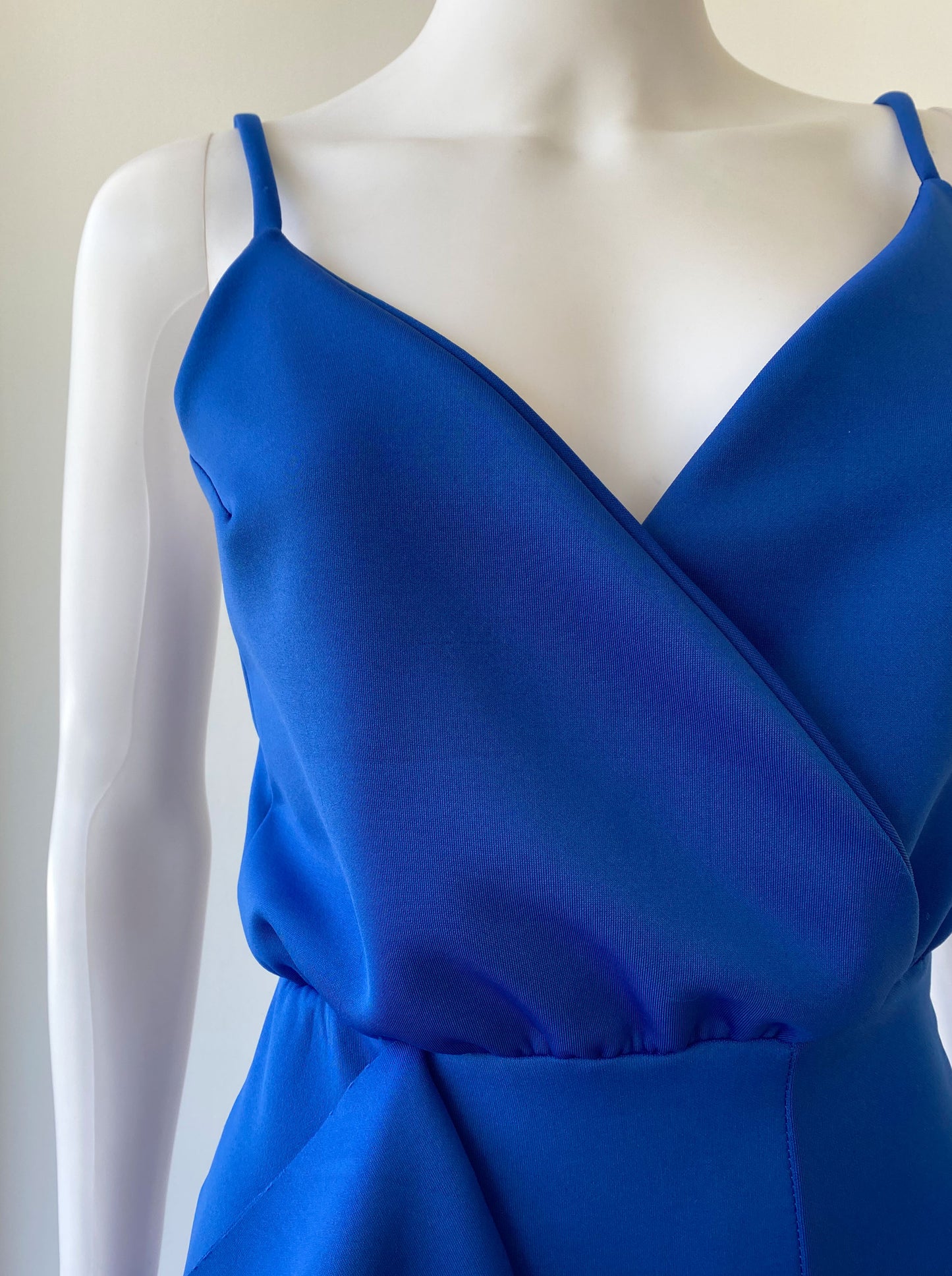 Vestido tirante volantes azul rey.
