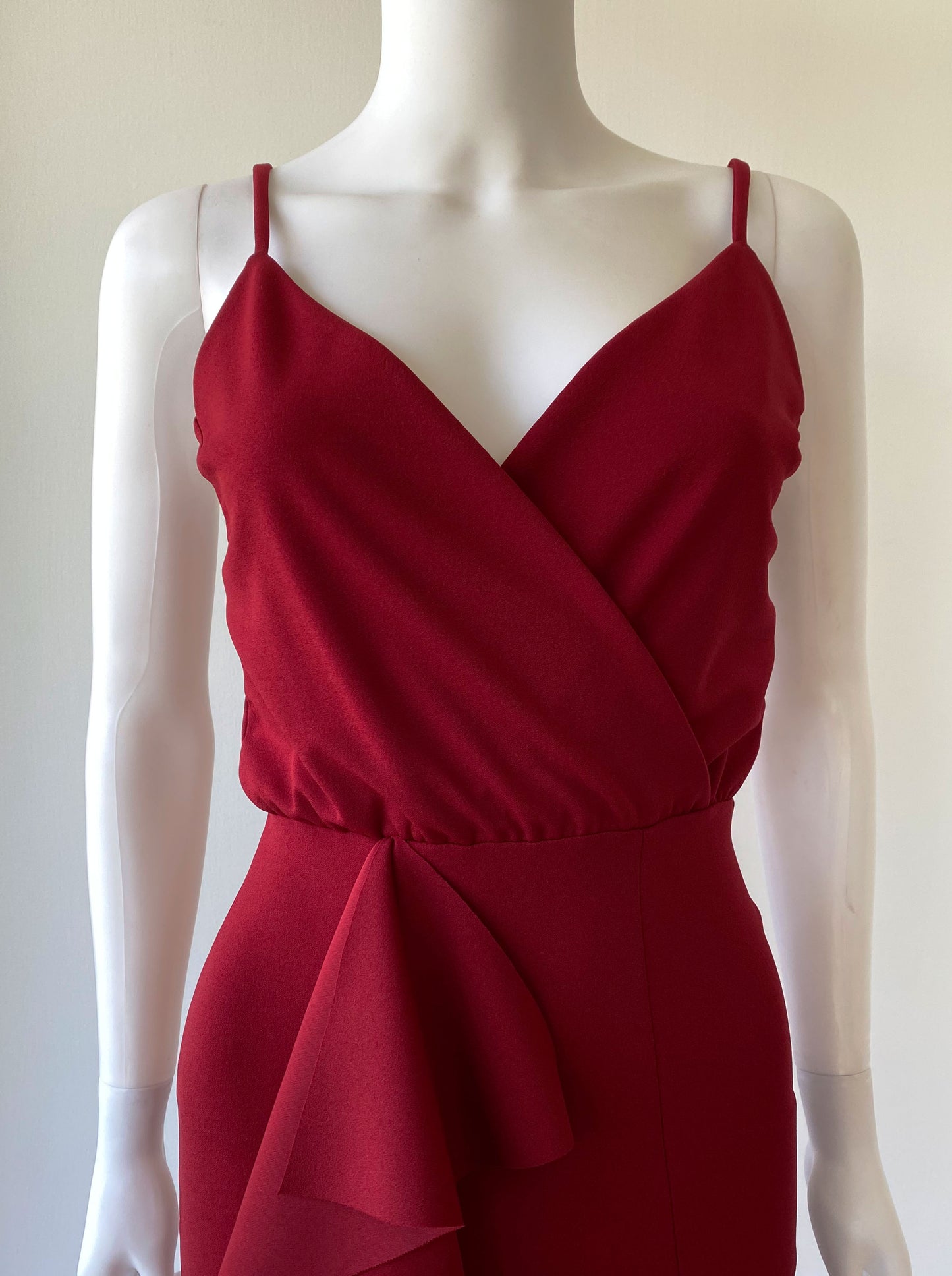 Vestido tirante volantes tinto.