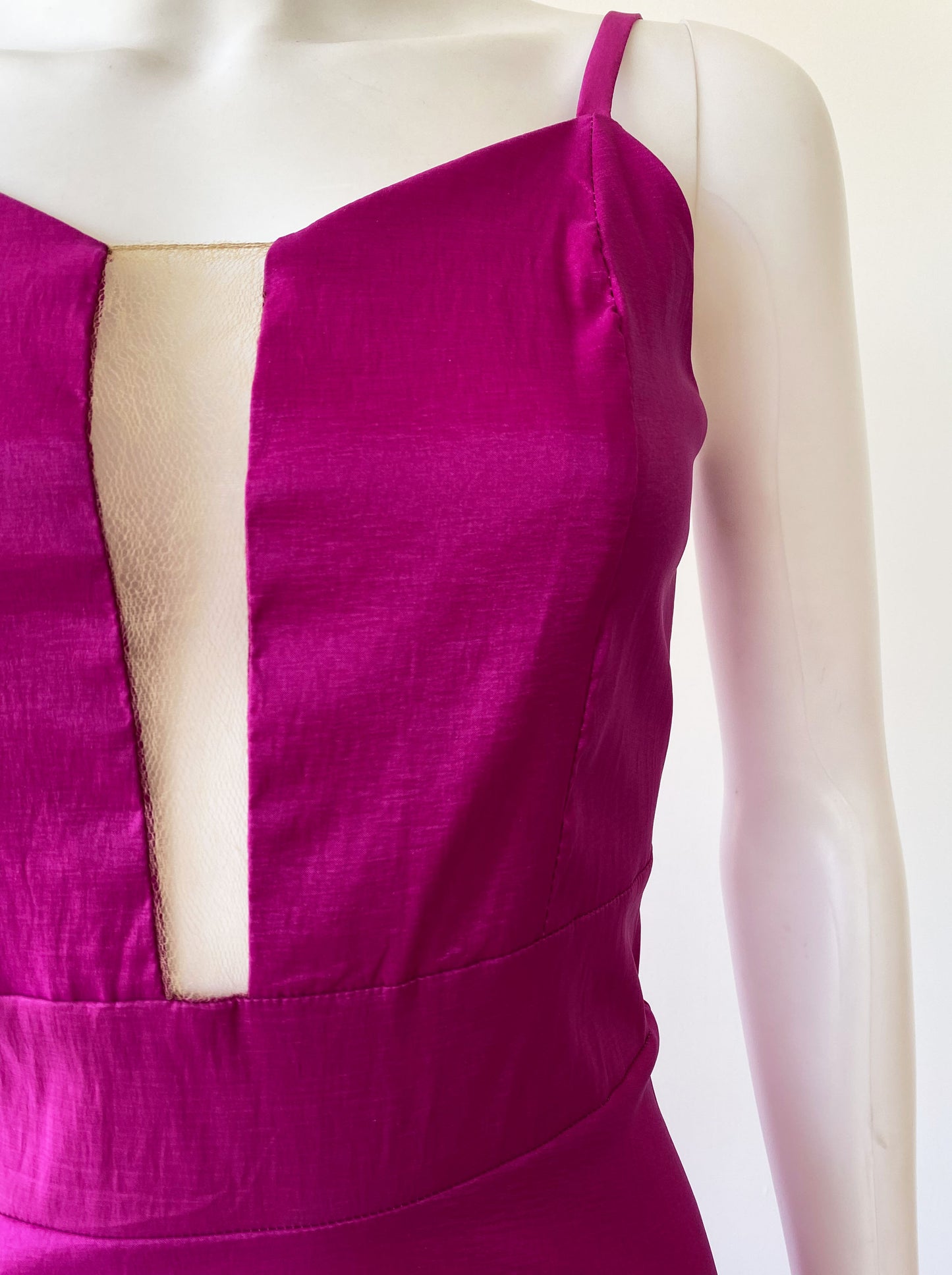 Vestido escote encaje .