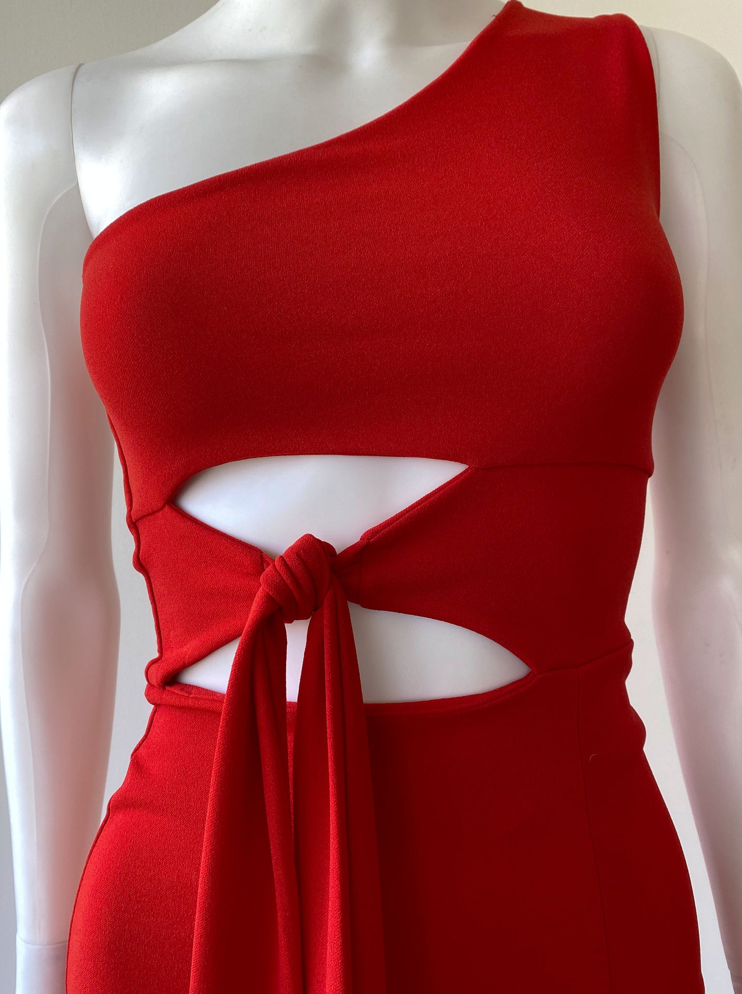 Vestido un hombro nudo en cintura rojo.