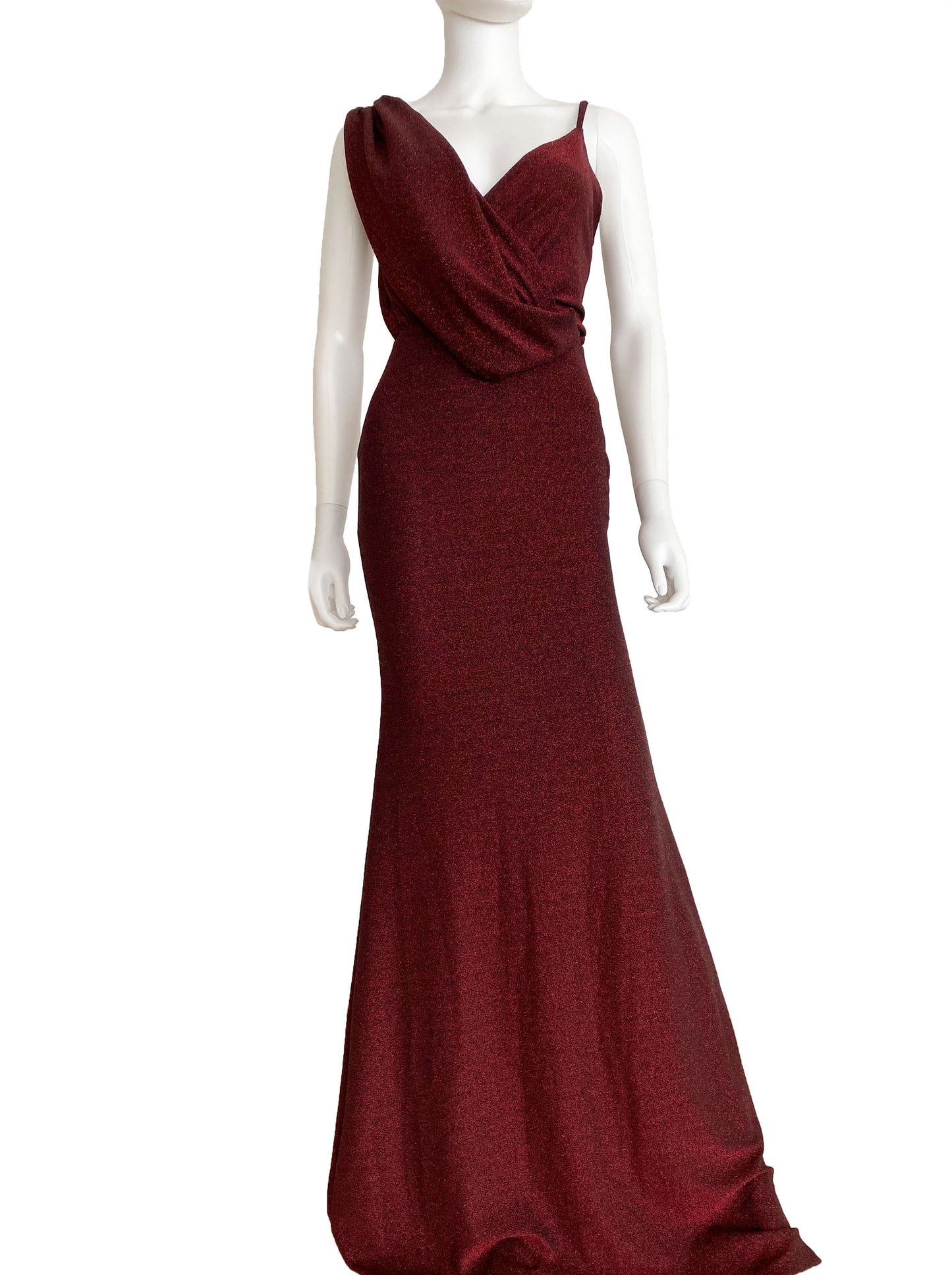 Vestido con colgante rojo.