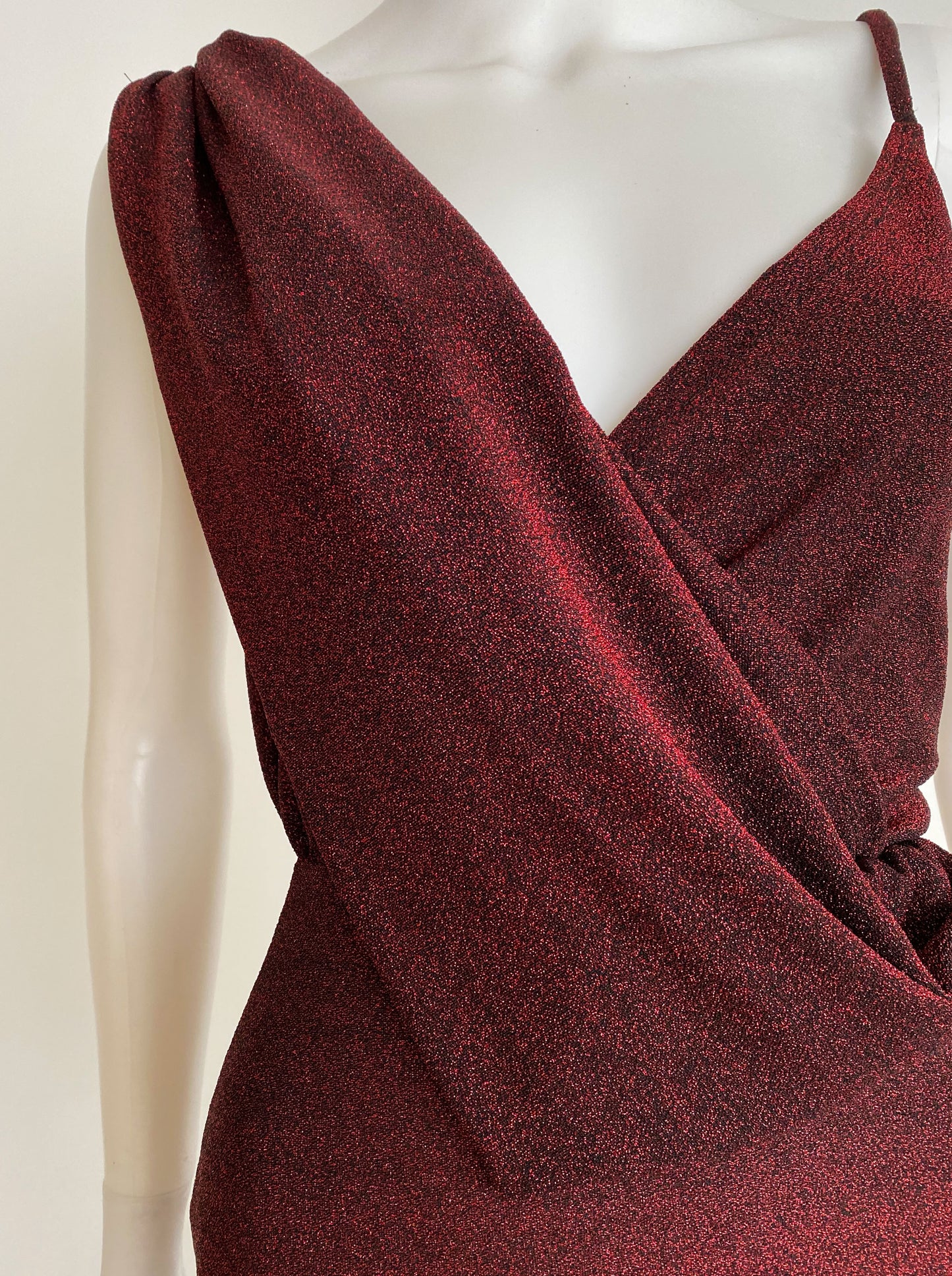 Vestido con colgante rojo.