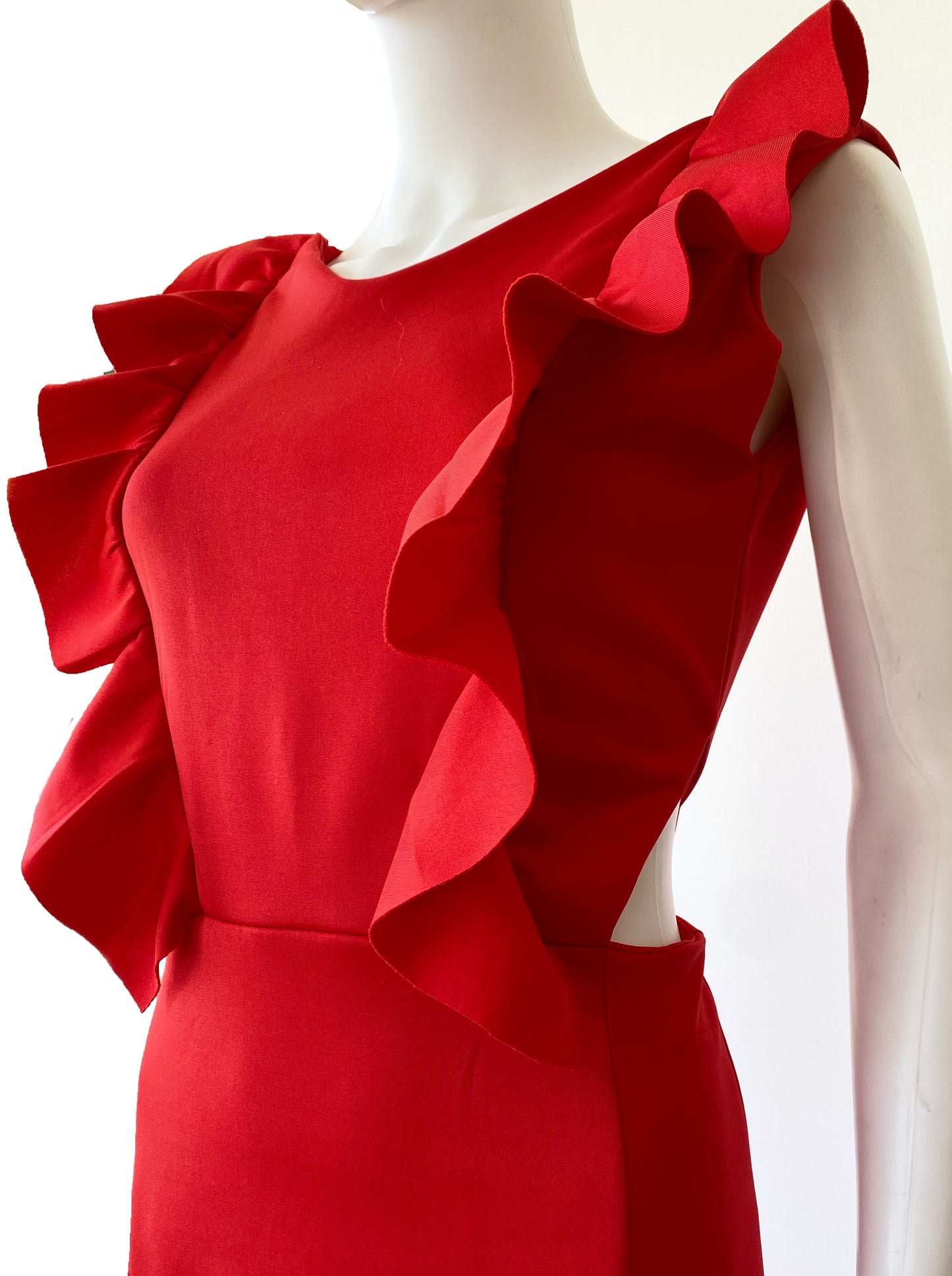 Vestido doble olán en pecho rojo.