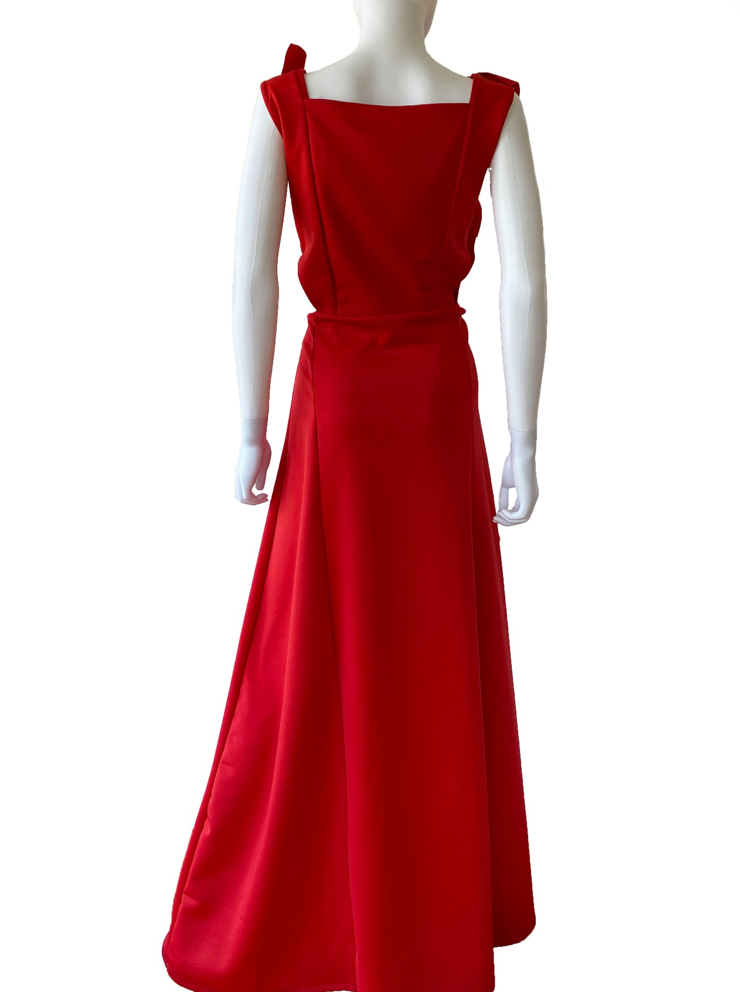 Vestido doble olán en pecho rojo.