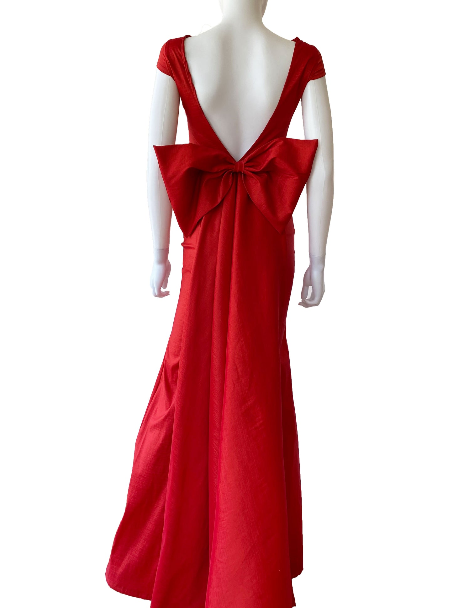 Vestido moño con cauda rojo.