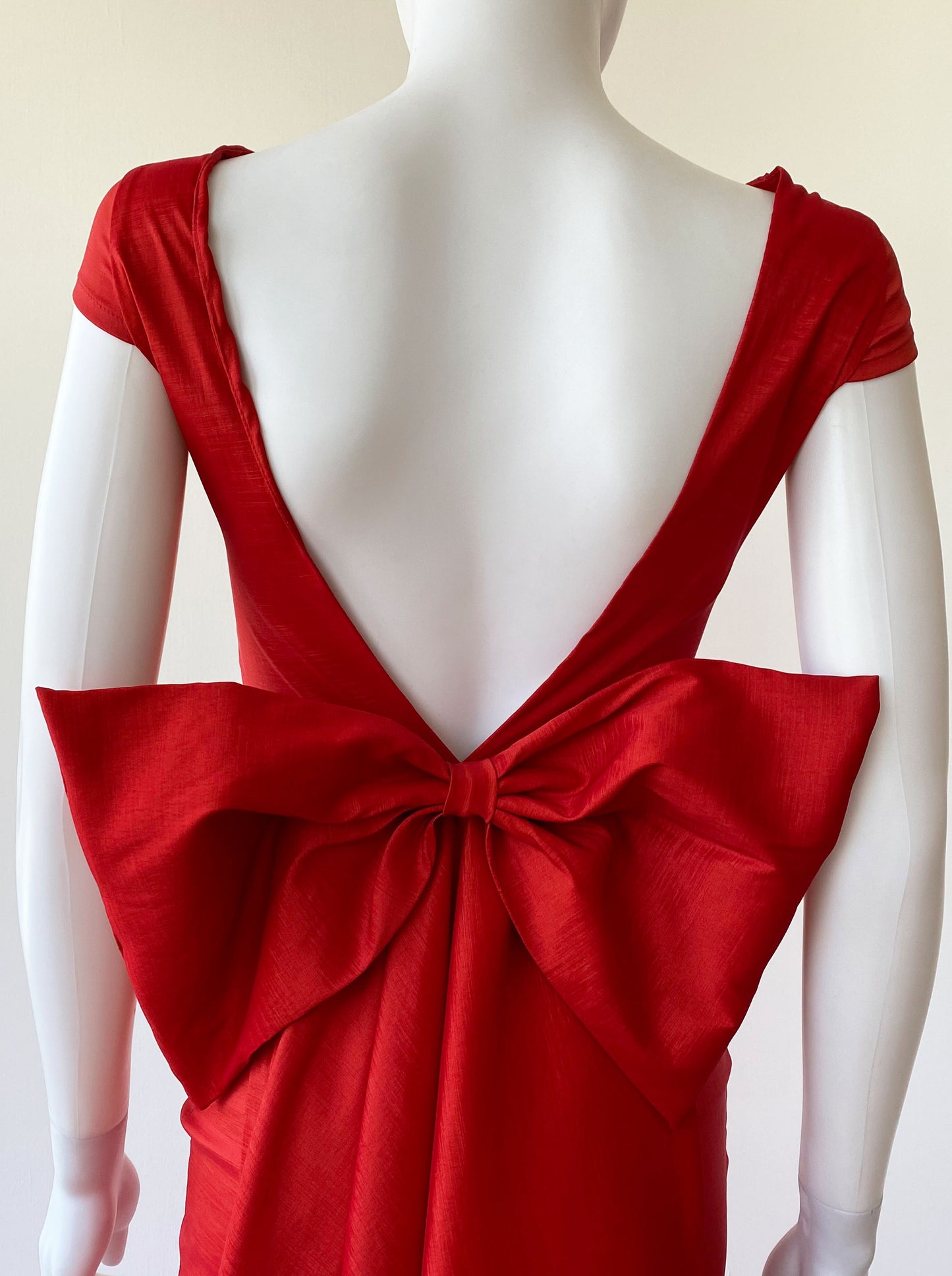 Vestido moño con cauda rojo.
