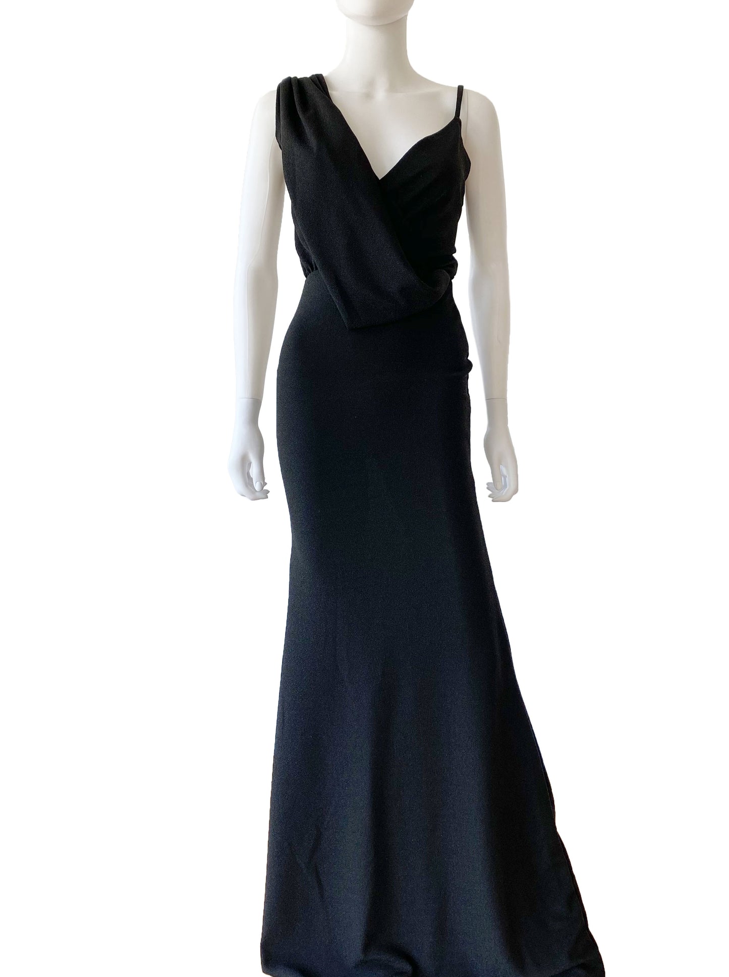 Vestido con colgante negro.