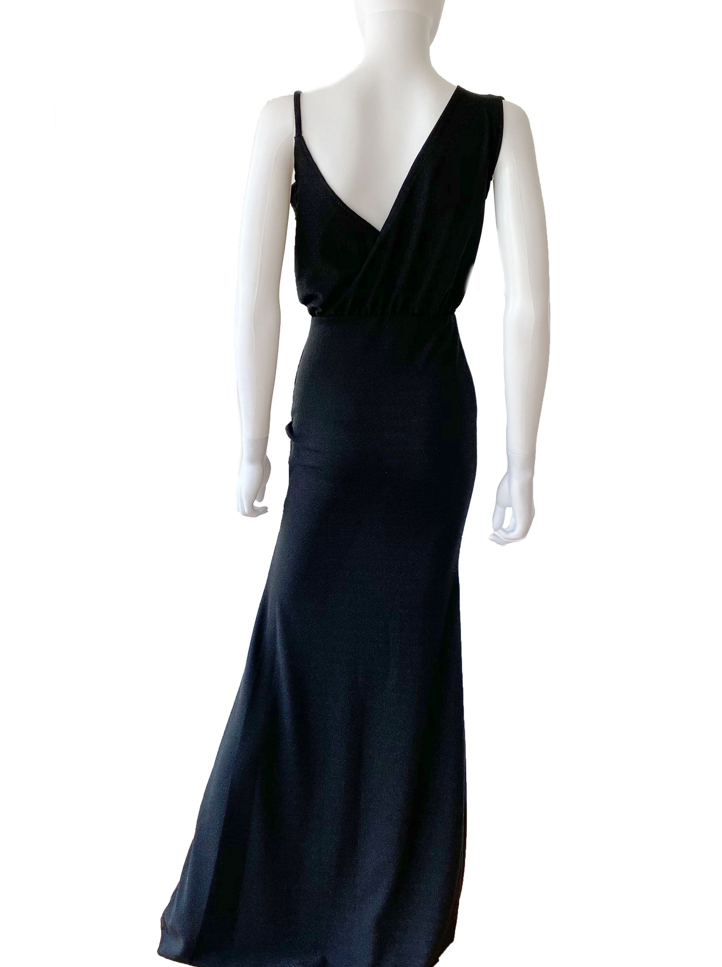 Vestido con colgante negro.