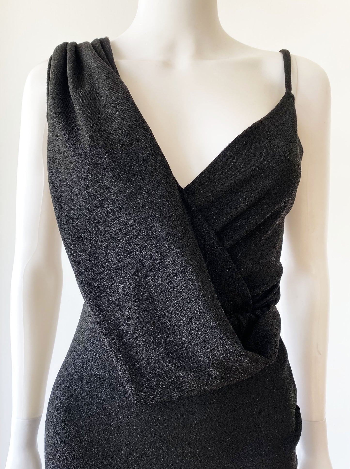 Vestido con colgante negro.