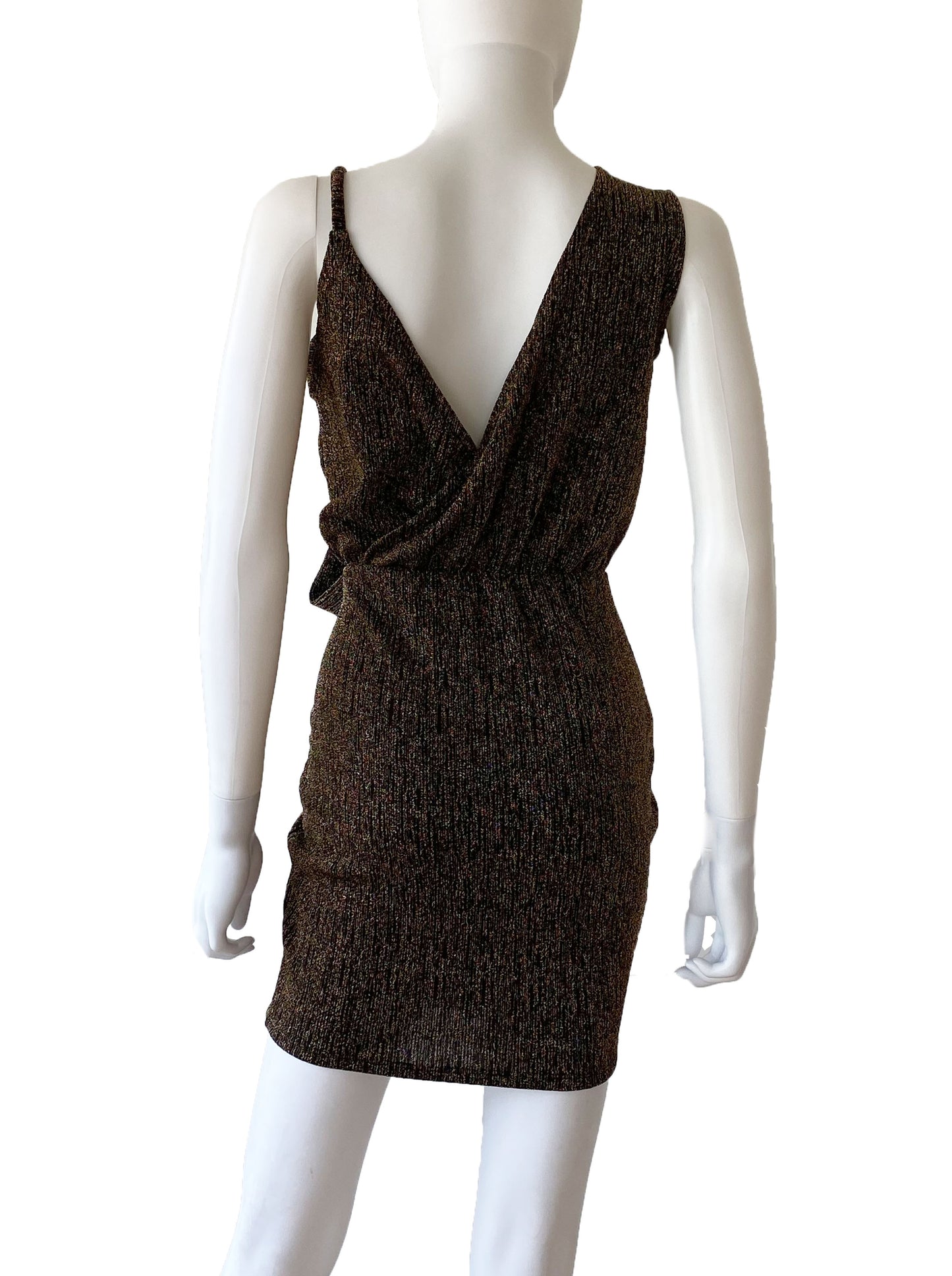 Vestido corto con colgante.
