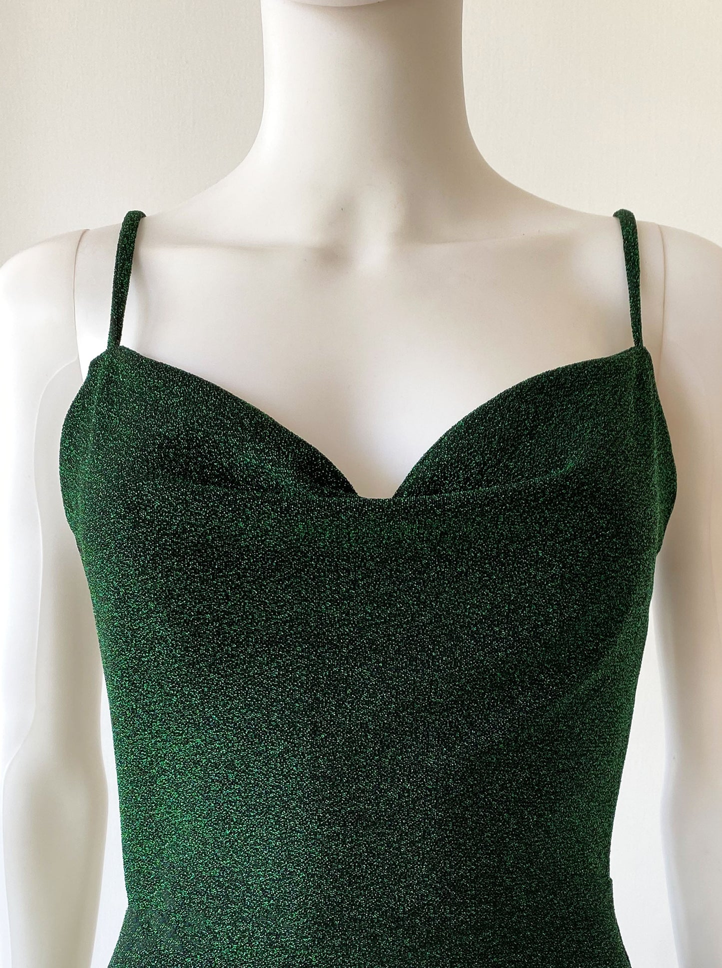 Vestido escote caido verde.