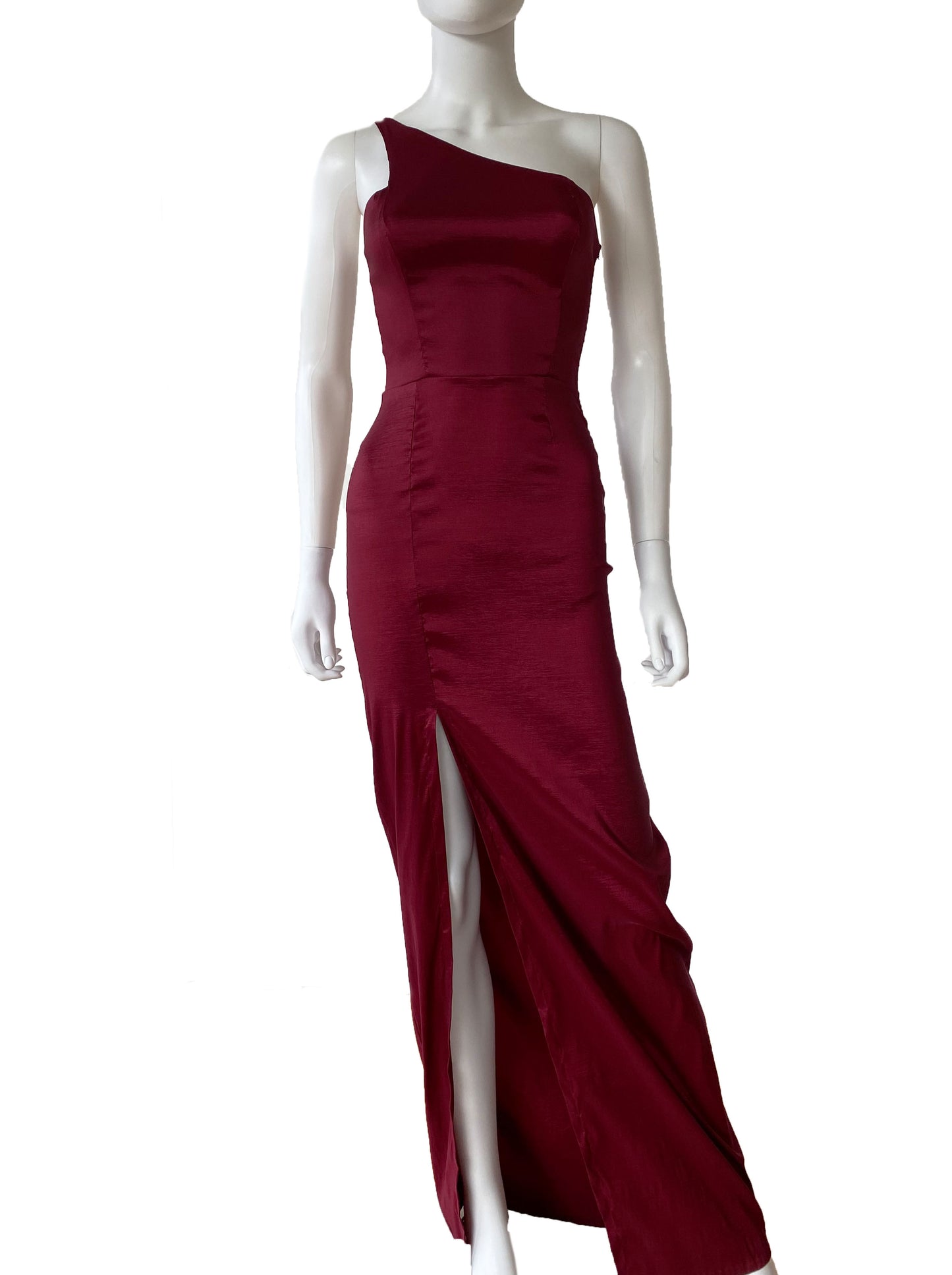 Vestido con tirante asimétrico tinto.