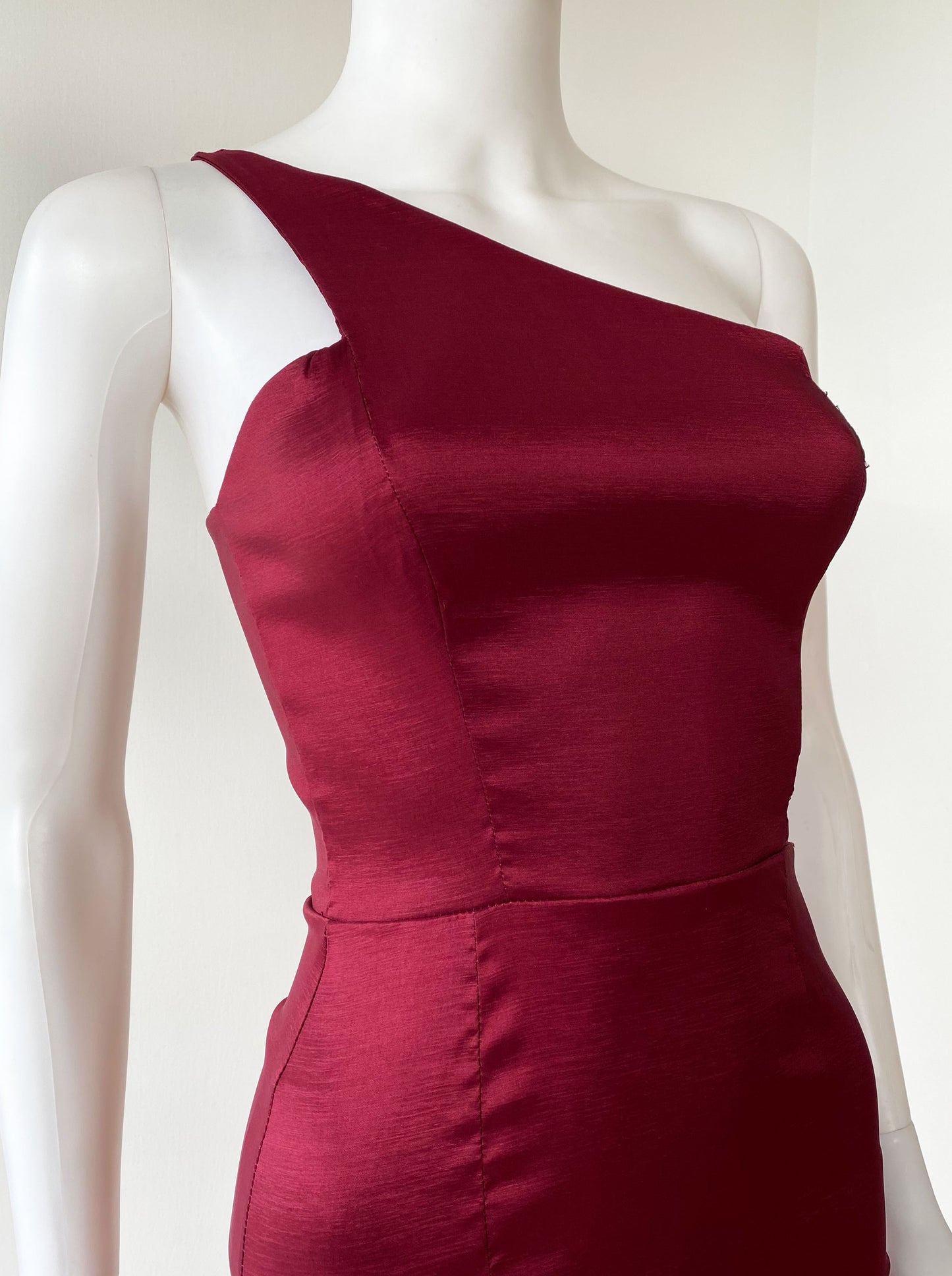 Vestido con tirante asimétrico tinto.