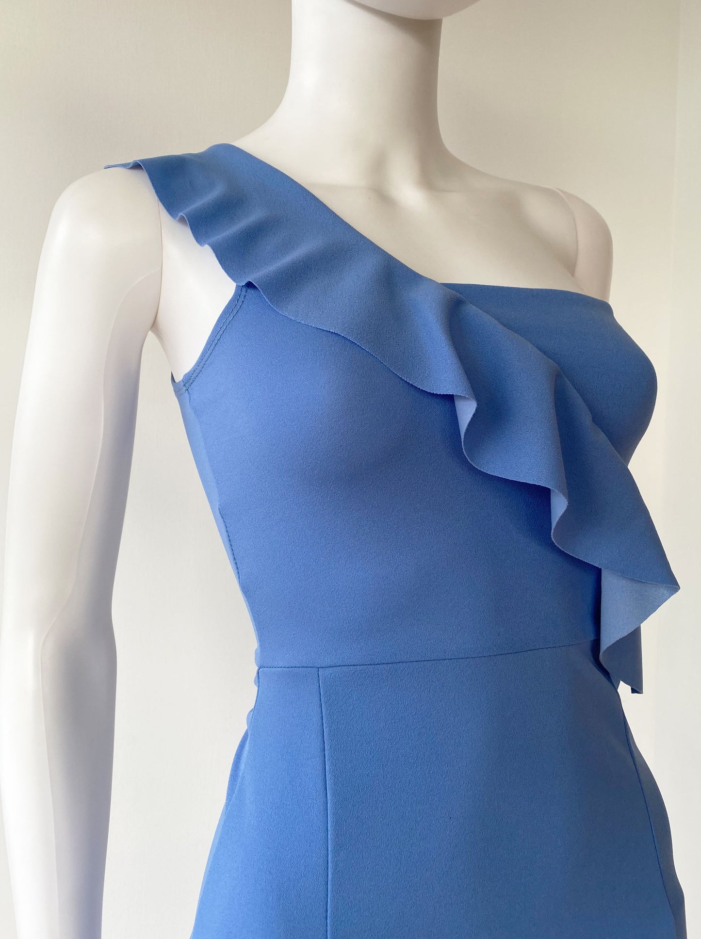 Vestido tirante olán azul.
