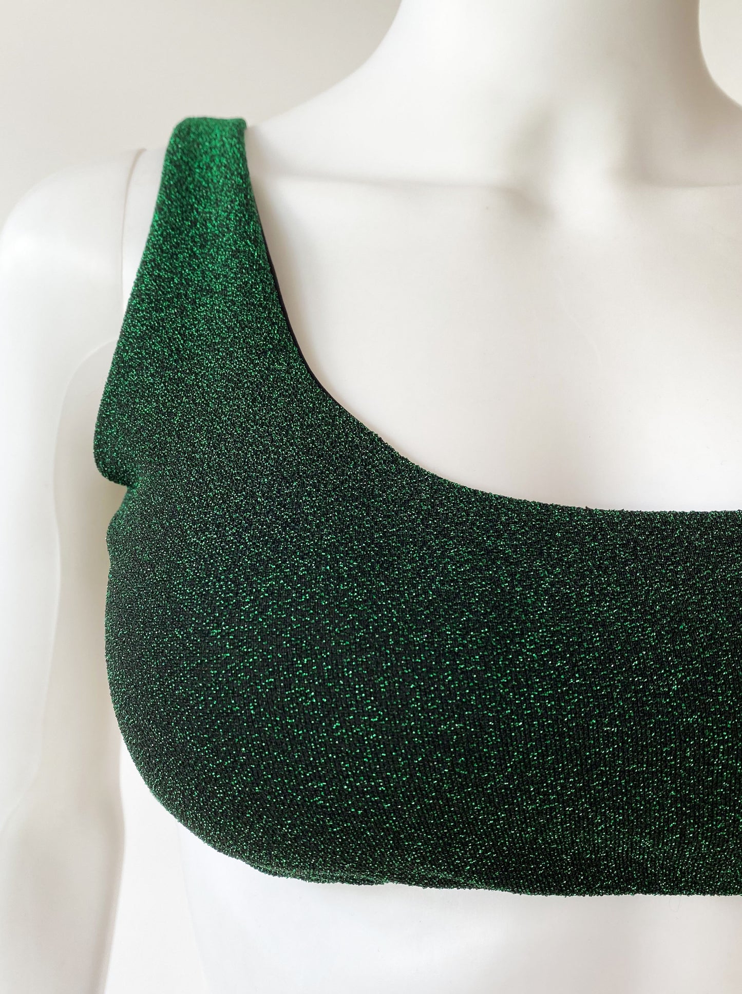 Top bikini un hombro glitter verde.