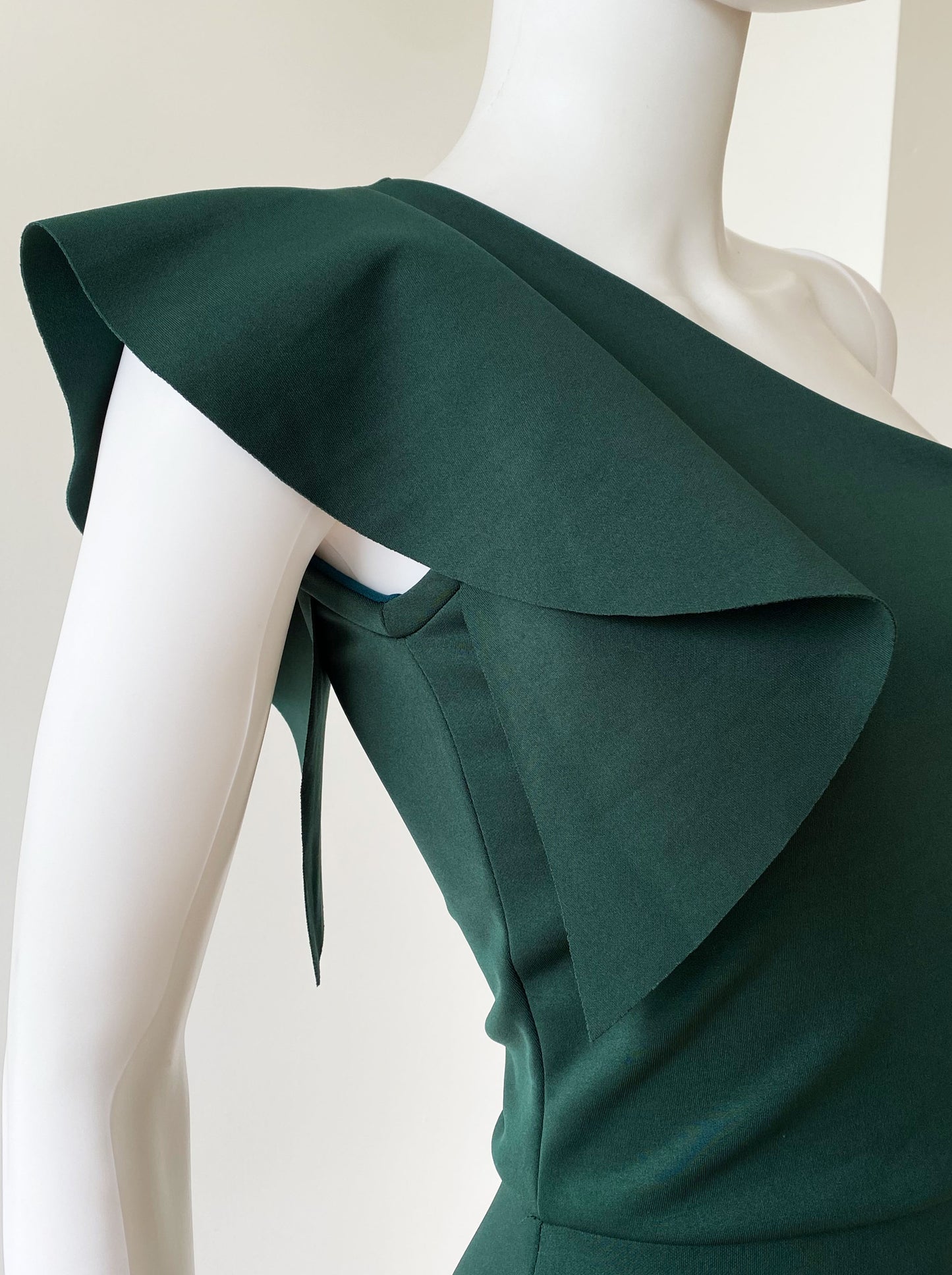 Vestido olán en hombro midi verde botella.