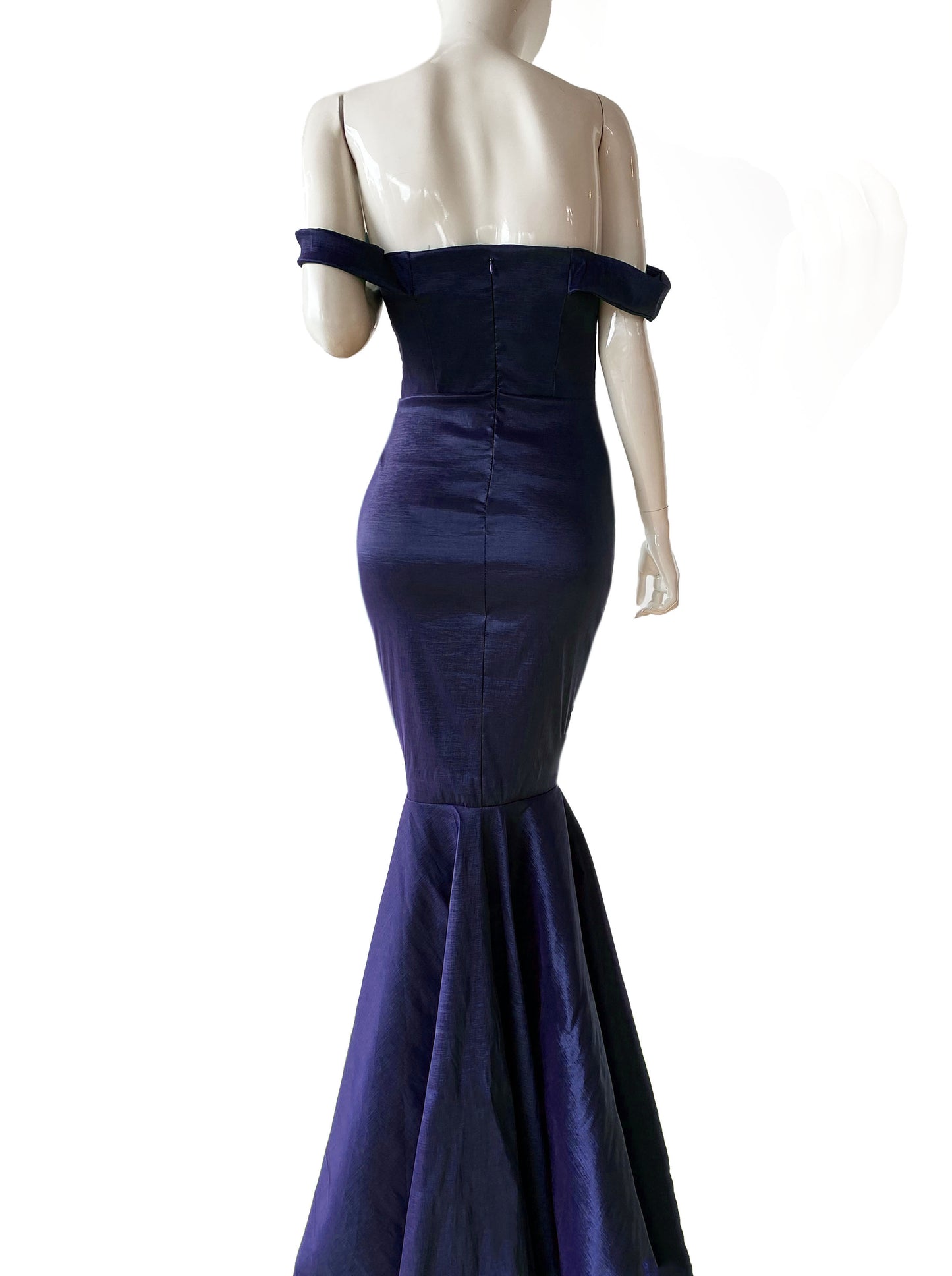 Vestido Sirena hombro caído azul marino.